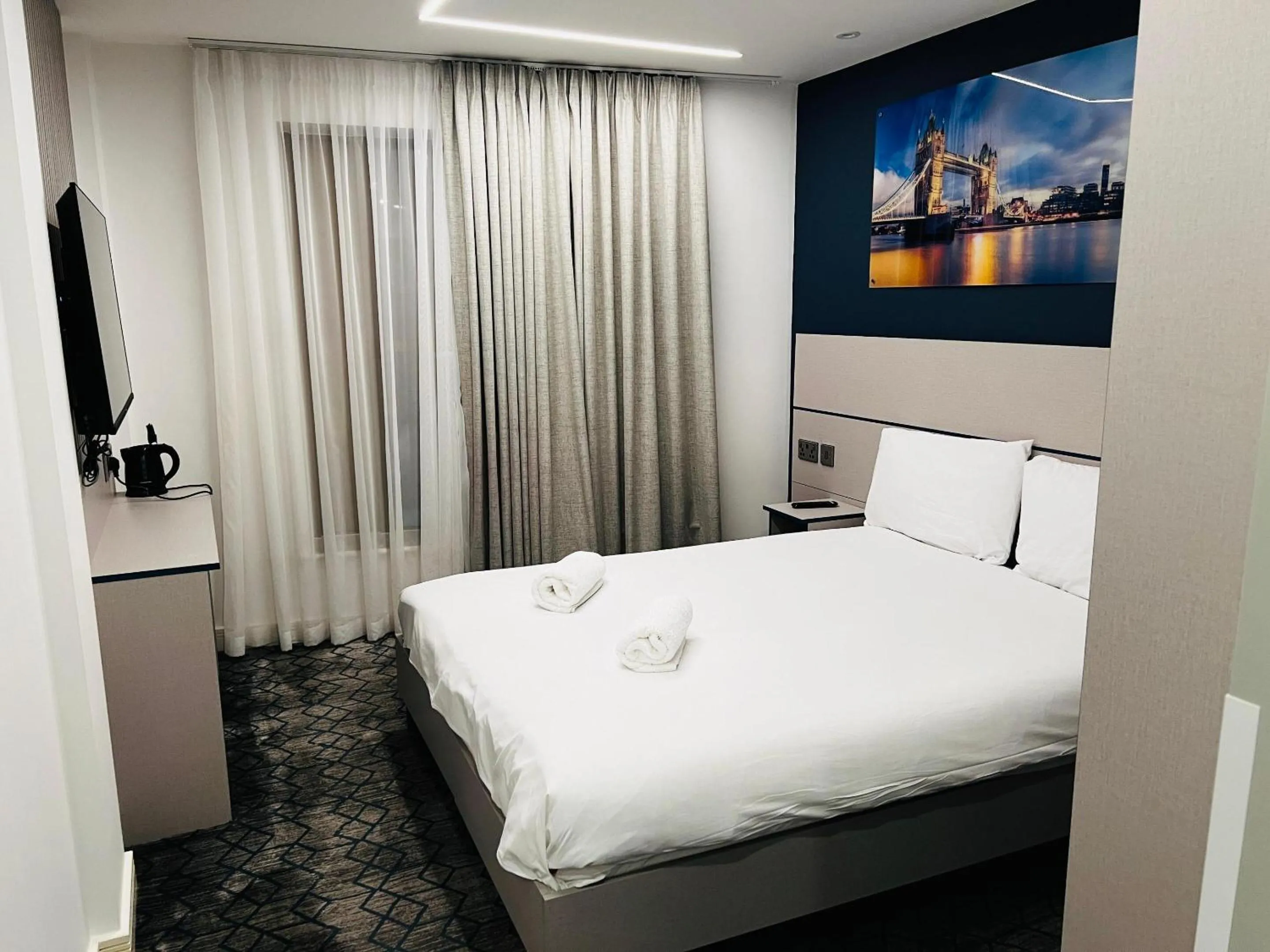 Bedroom, Bed in Ilford Grand Hotel