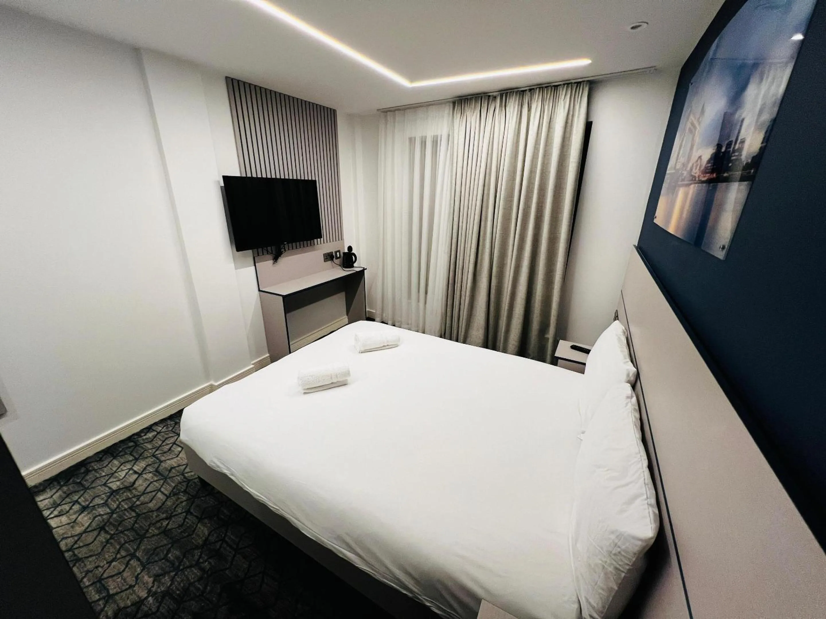 Bedroom, Bed in Ilford Grand Hotel