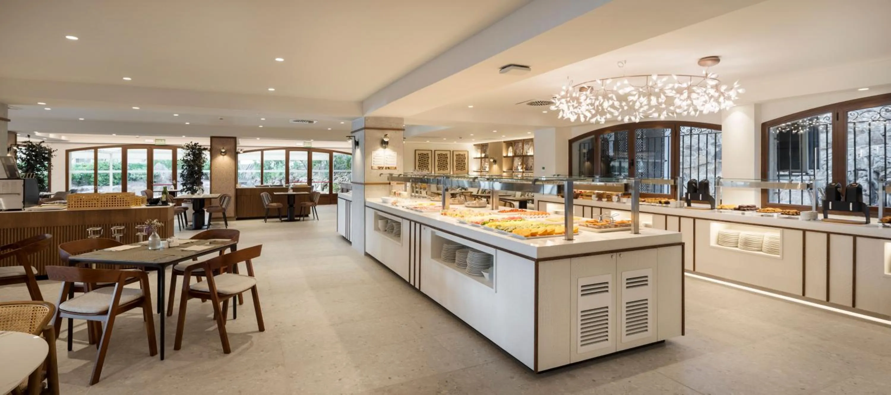 Restaurant/places to eat in Ilunion Caleta Park