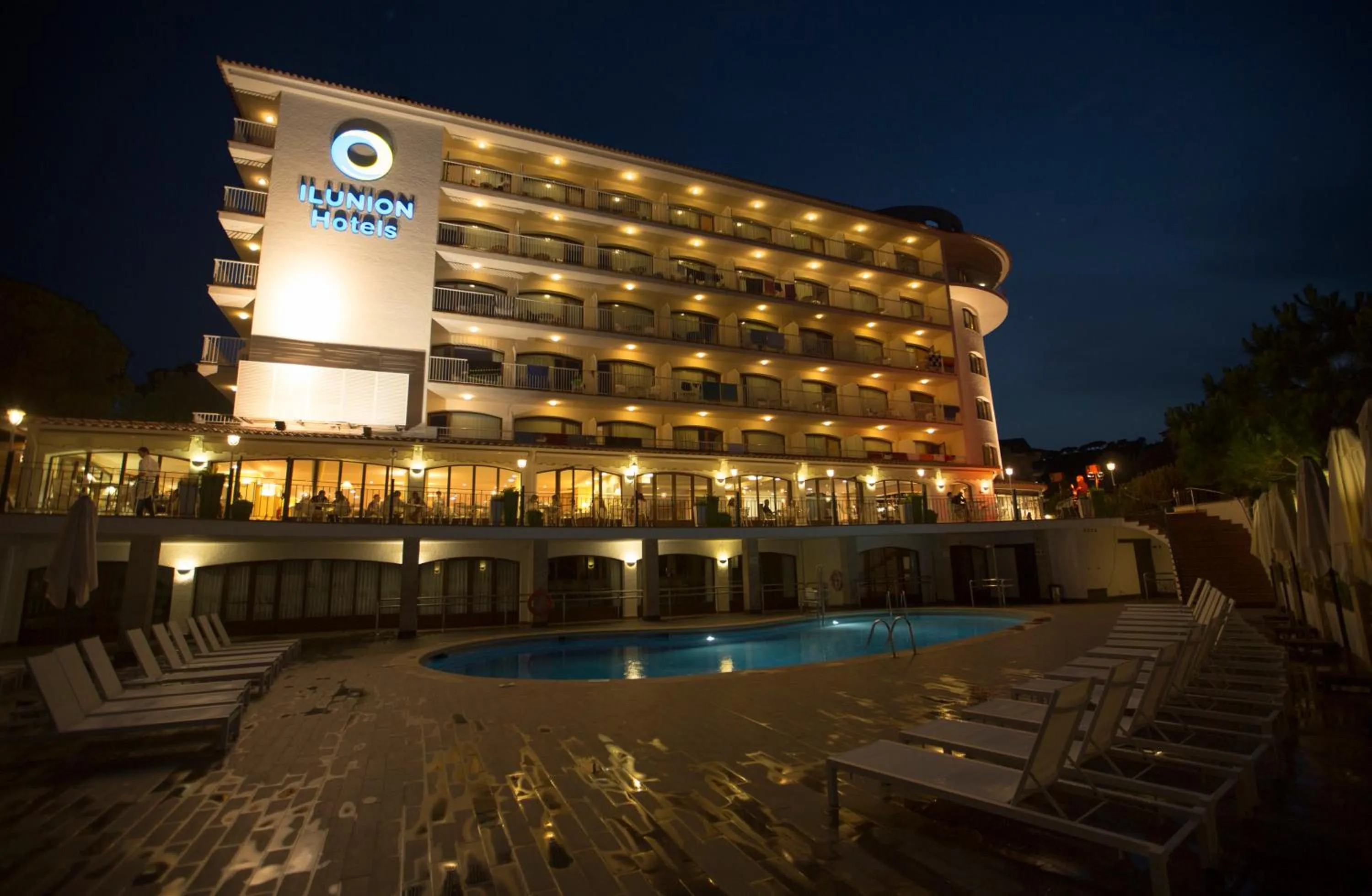 Property building in Ilunion Caleta Park