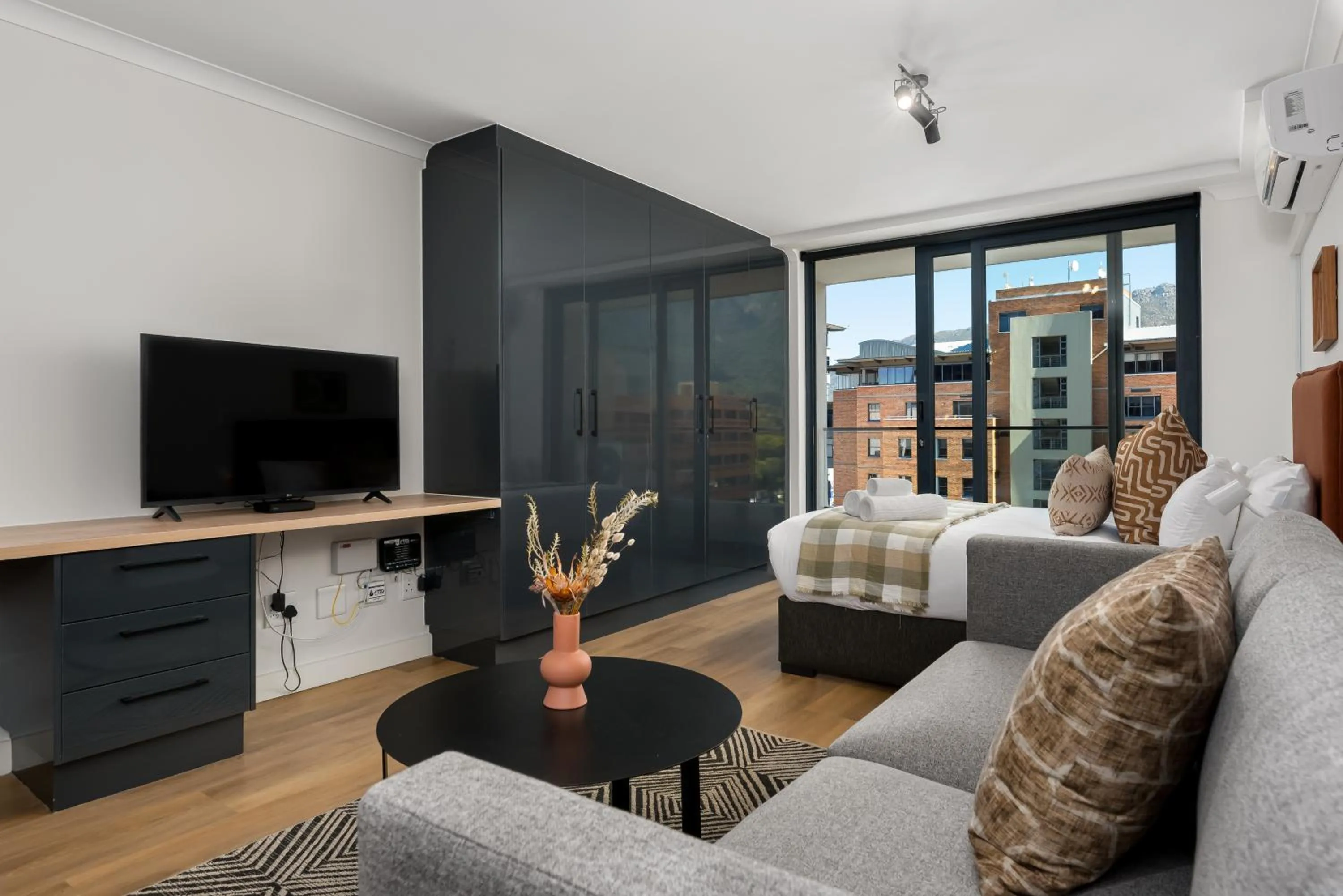 TV and multimedia in Newlands Peak Aparthotel by Totalstay