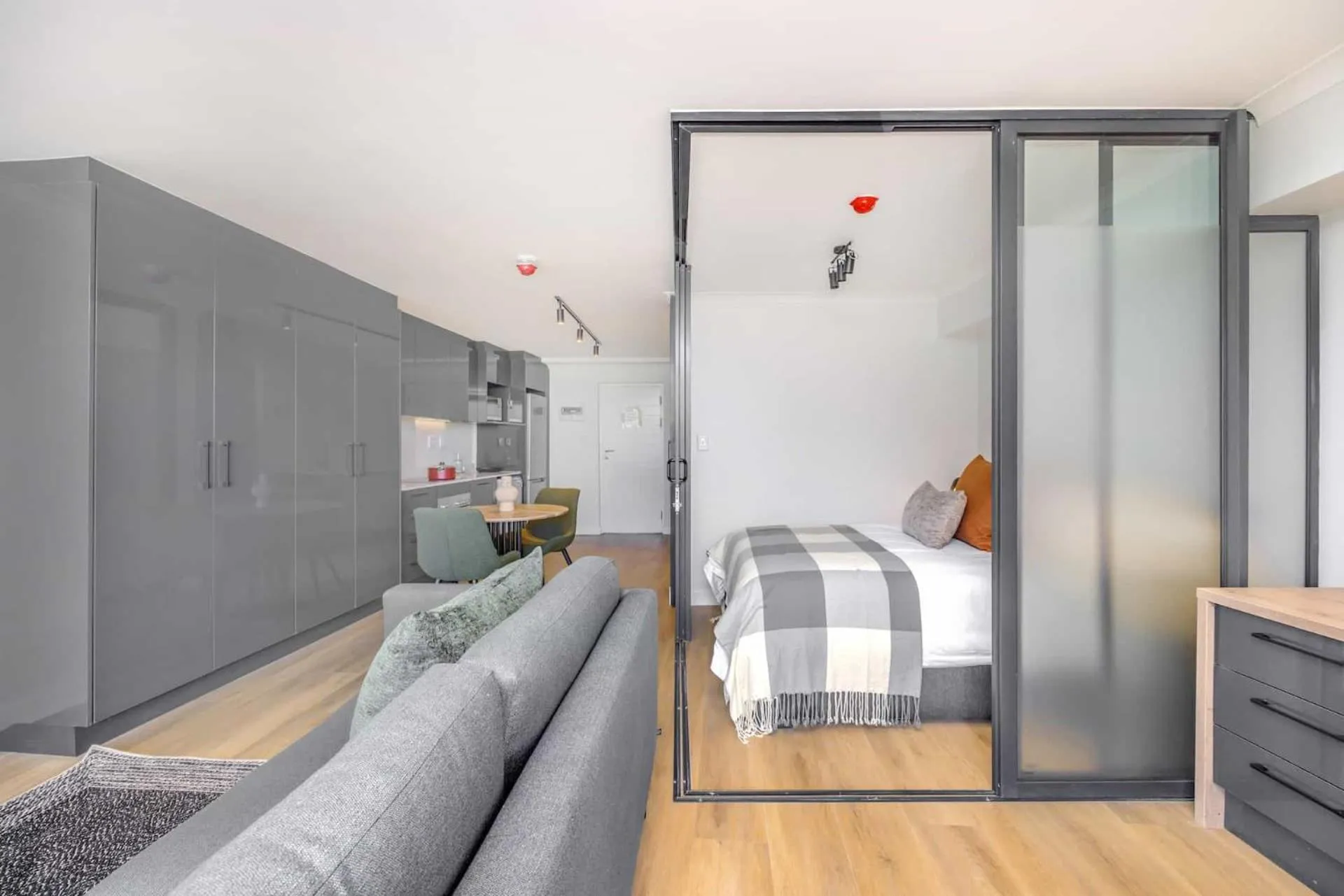 Kitchen or kitchenette in Newlands Peak Aparthotel by Totalstay