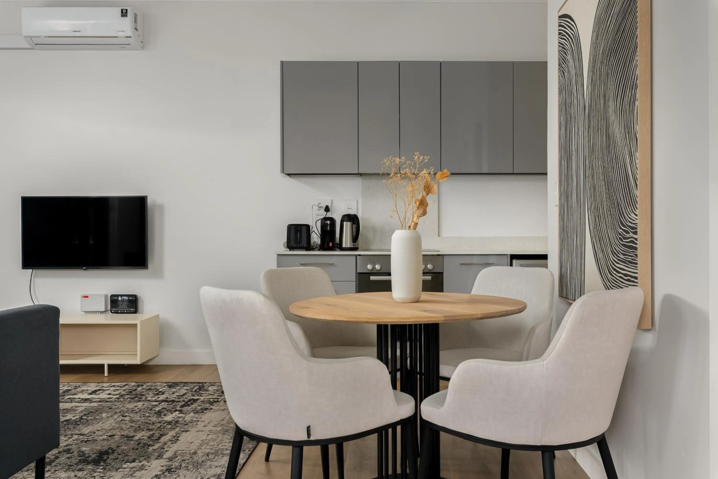 Dining area in Newlands Peak Aparthotel by Totalstay