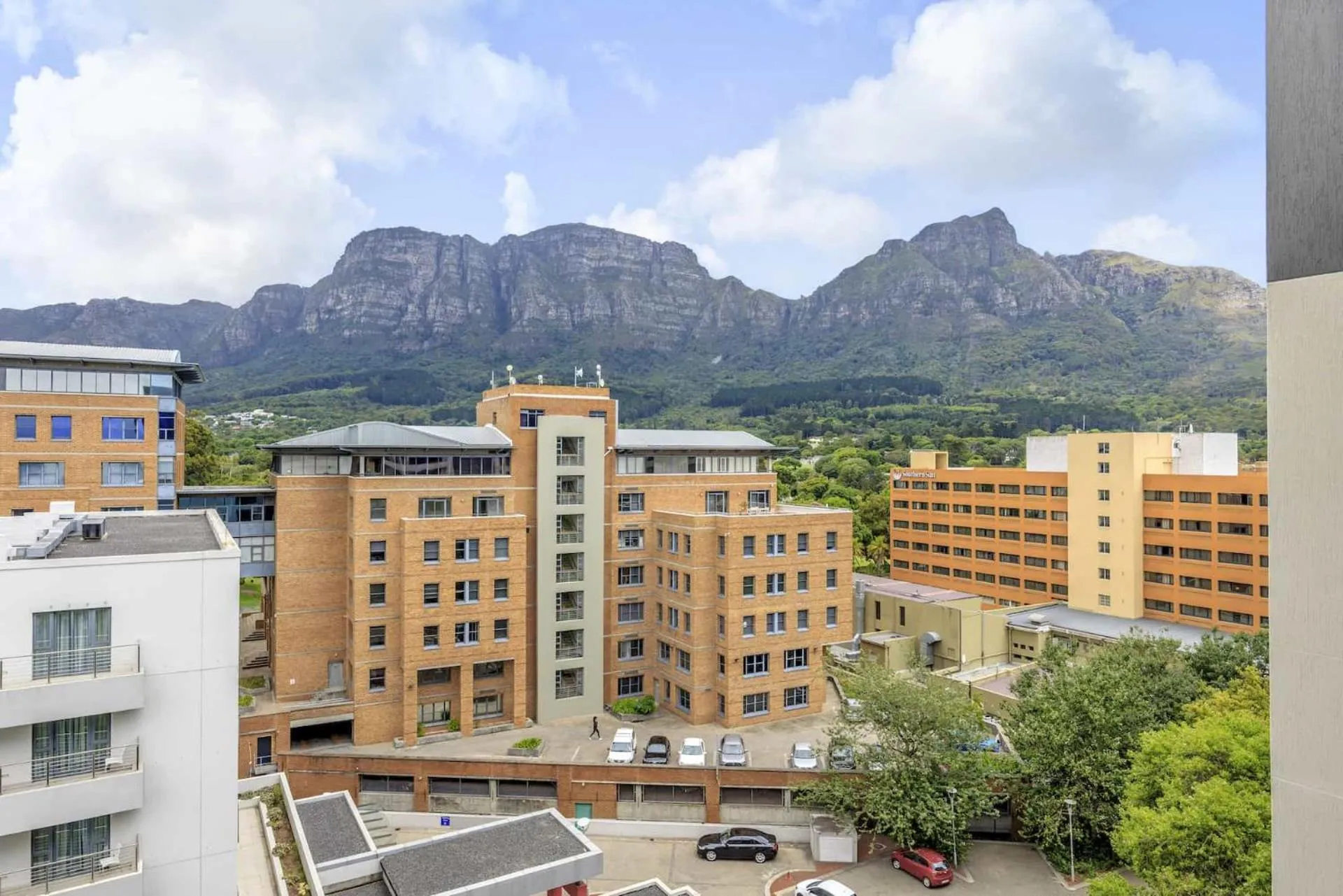 Mountain view in Newlands Peak Aparthotel by Totalstay