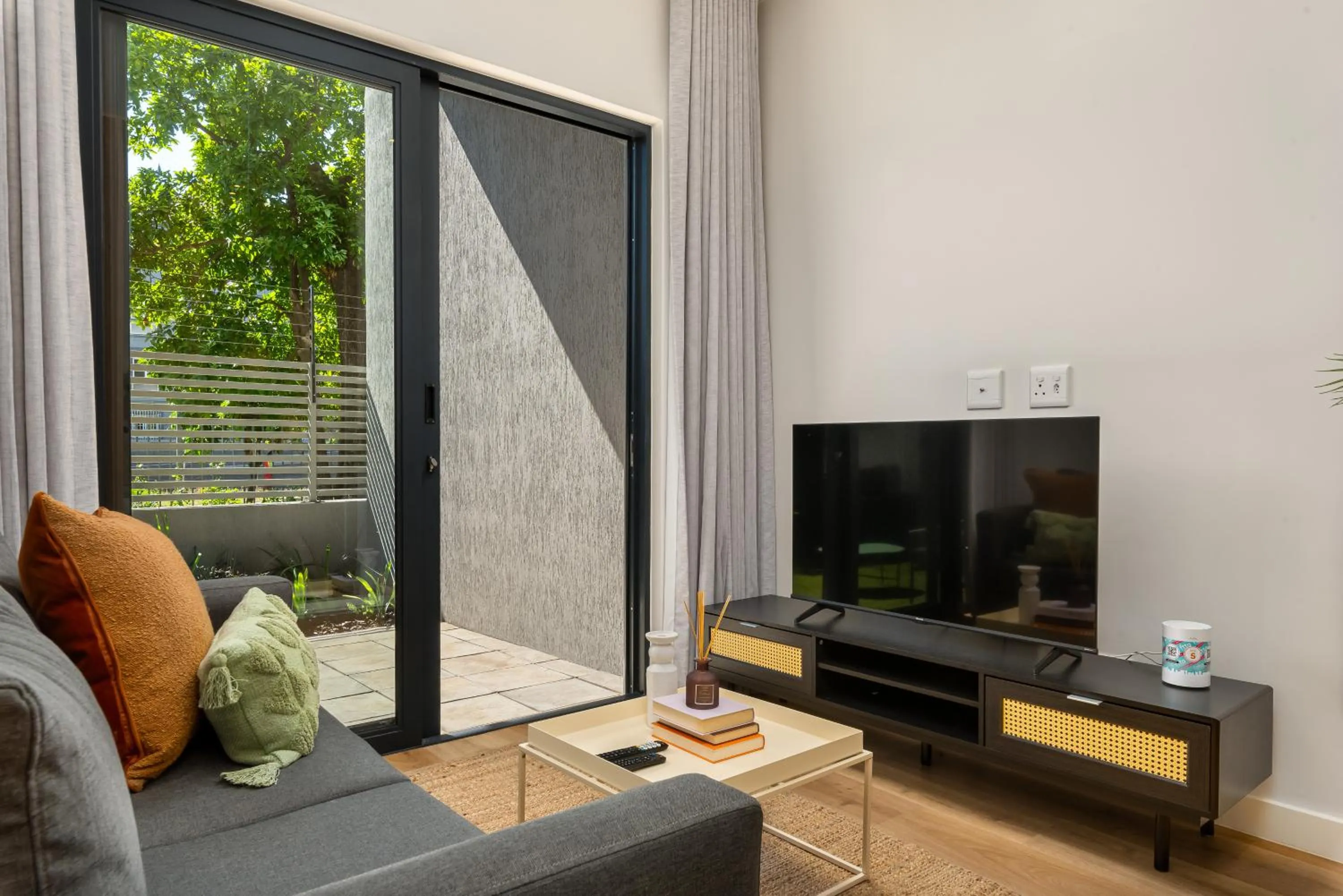 TV and multimedia in Newlands Peak Aparthotel by Totalstay