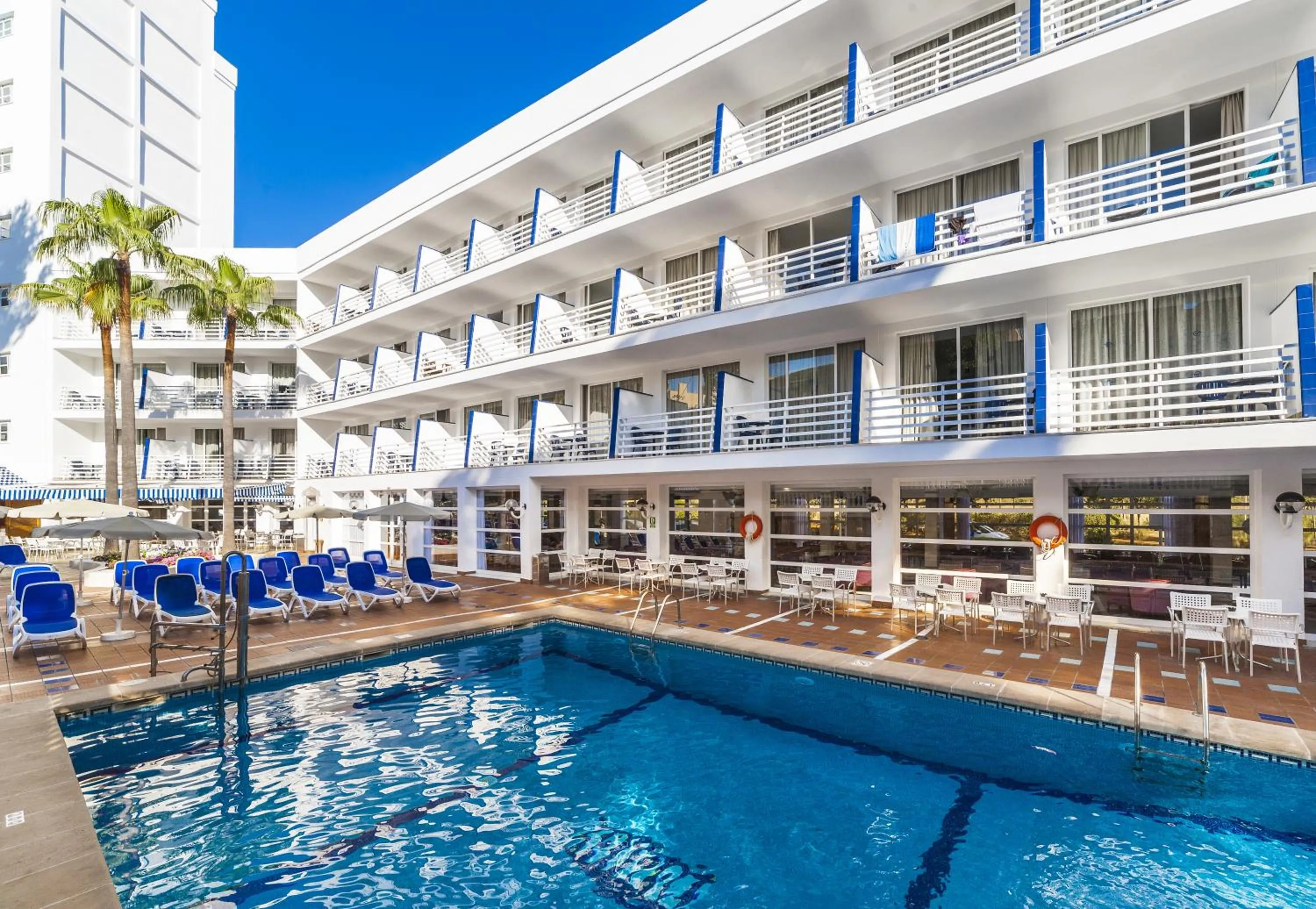 Swimming pool in Globales Palmanova Palace