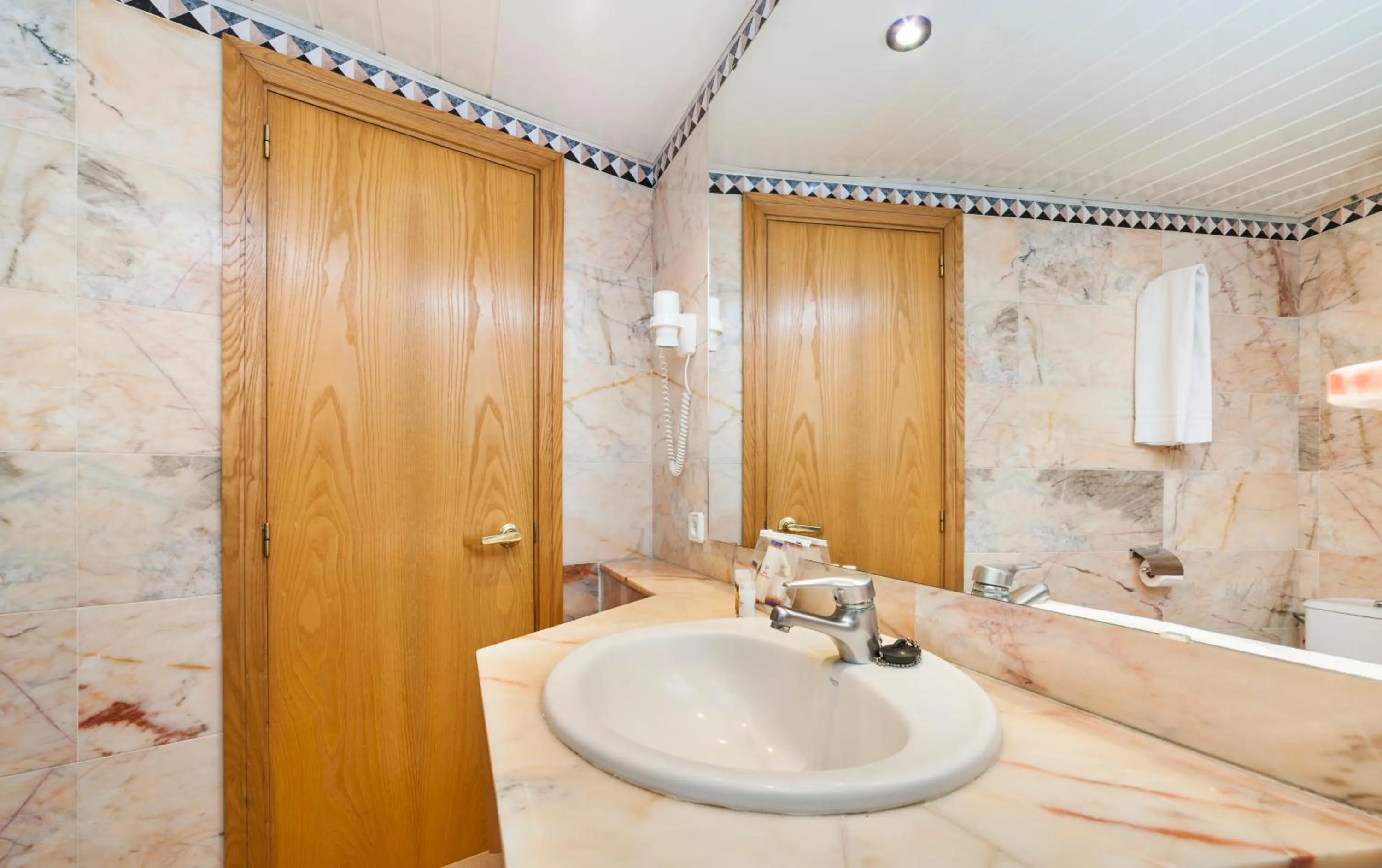 Bathroom in Globales Palmanova Palace