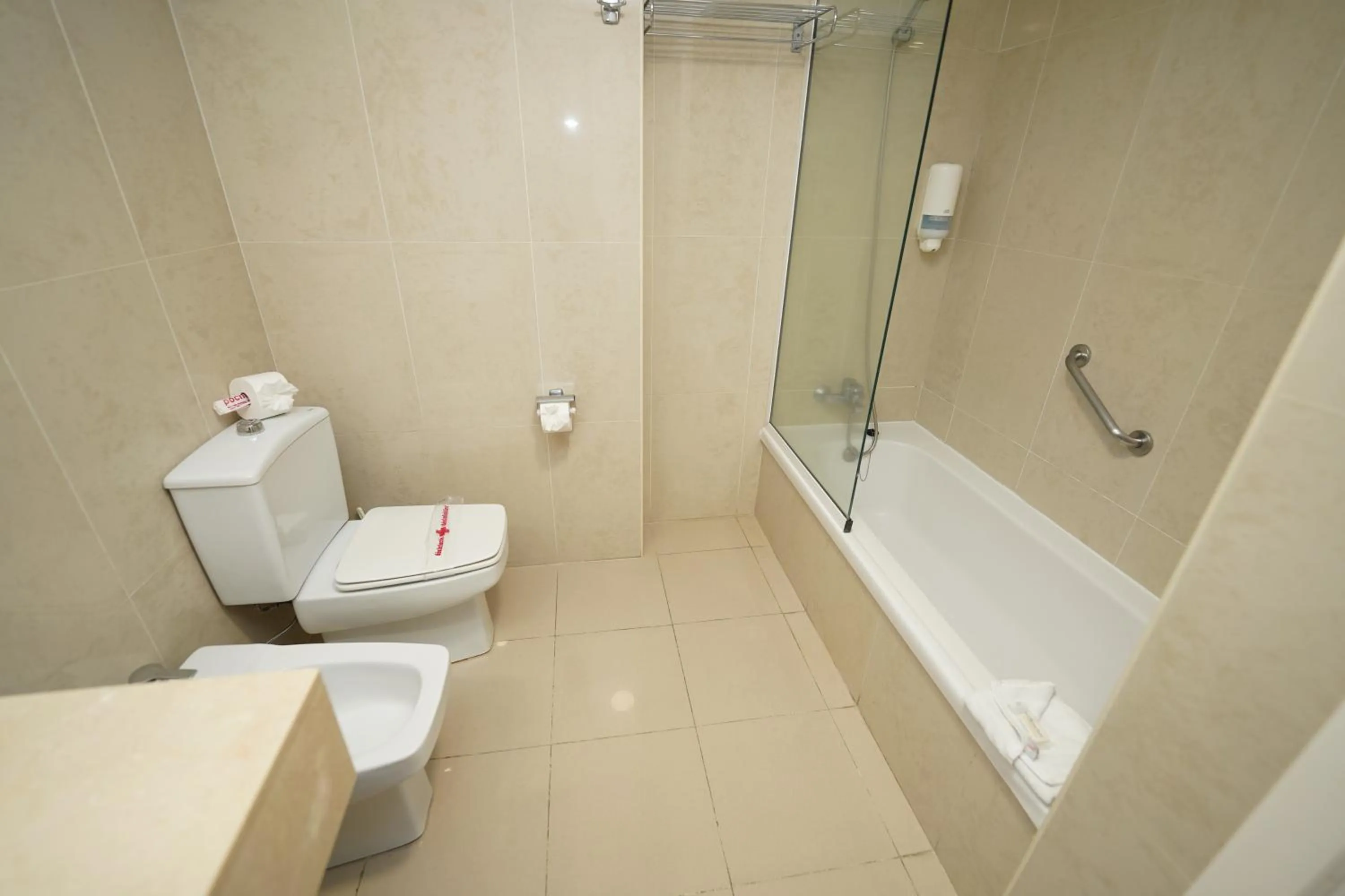 Toilet in RF La Quinta Park Suites