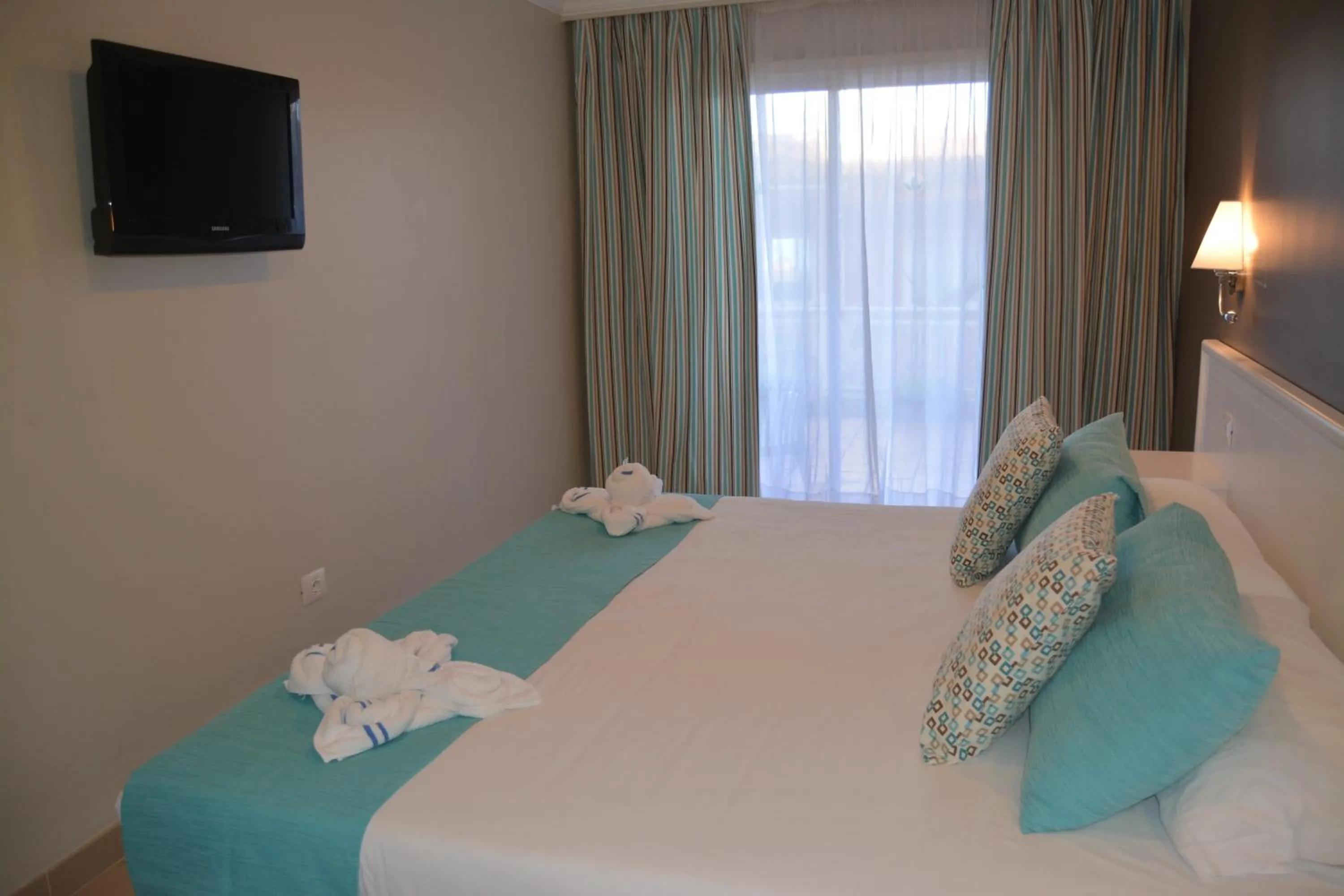 Bedroom, Bed in RF La Quinta Park Suites