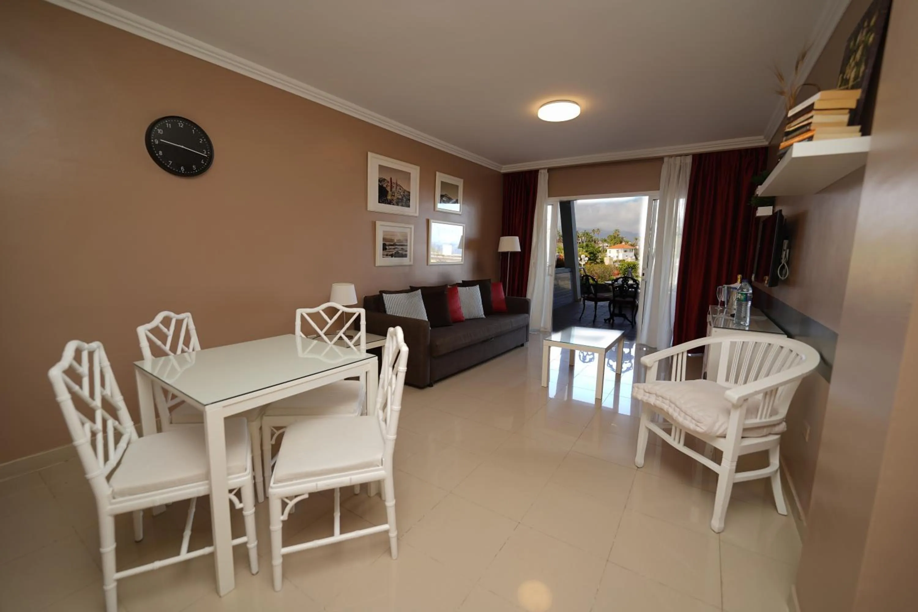 Living room in RF La Quinta Park Suites