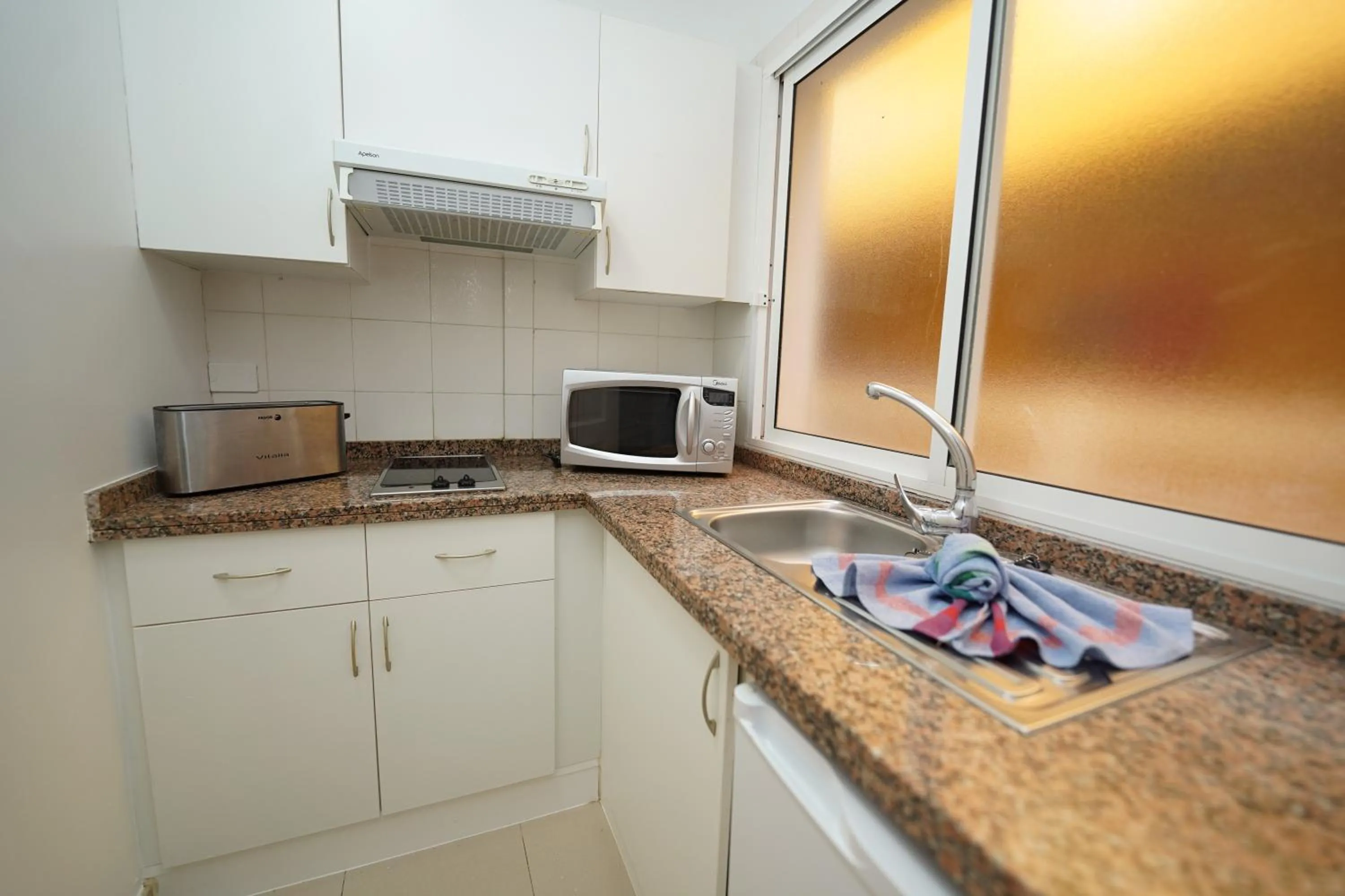 Kitchen or kitchenette in RF La Quinta Park Suites