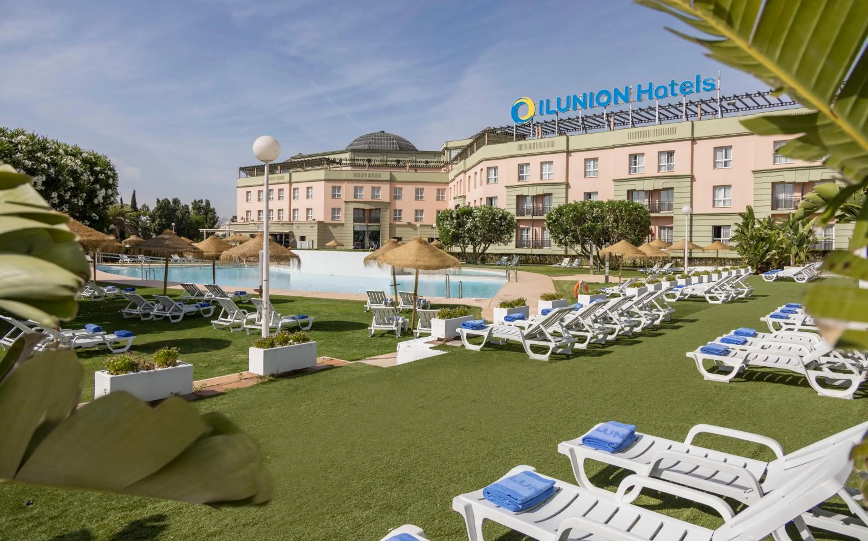 Swimming pool in Ilunion Alcora Sevilla