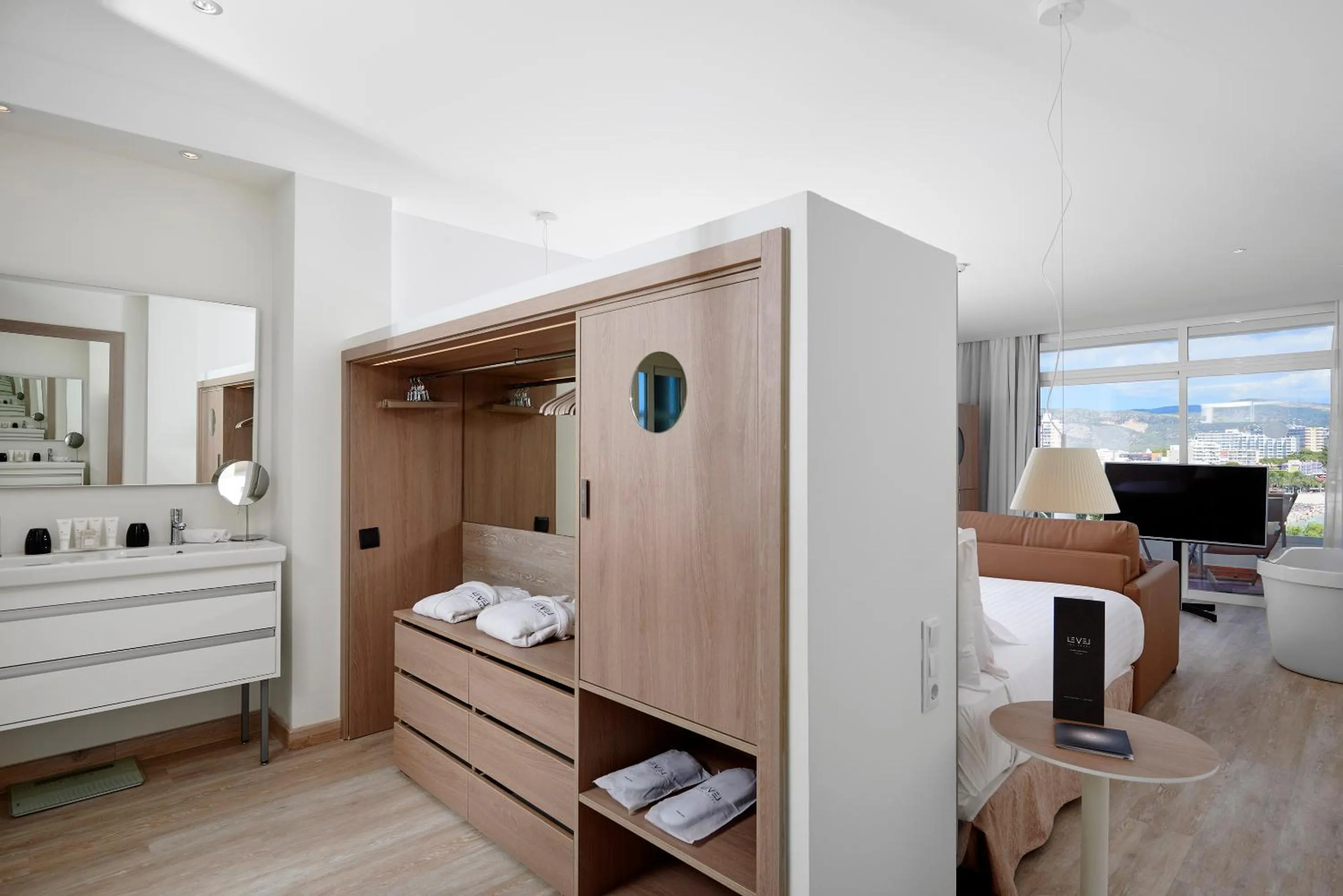 Bedroom, Bed in Meliá Calviá Beach