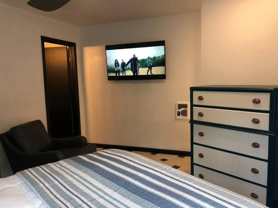 Bed in Upscale Mission Beach Couples Getaway/Pet Friendly