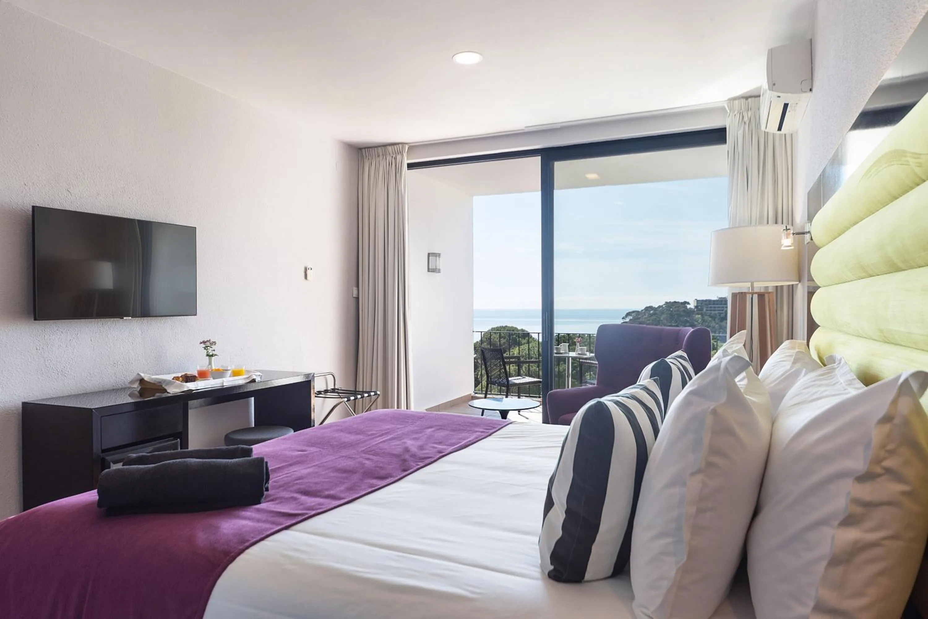 Property building, Bed in Hotel Eetu Begur Affiliated by Meliá