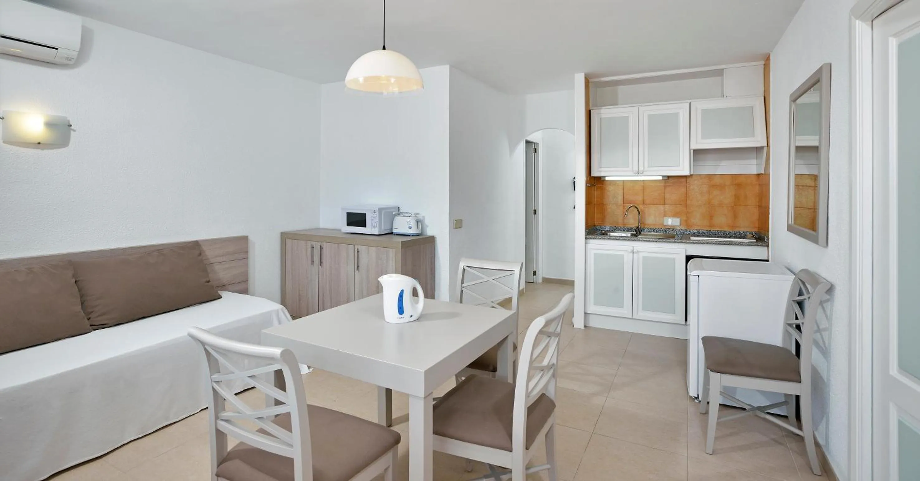 Kitchen or kitchenette in Sol Cala d´Or Apartamentos