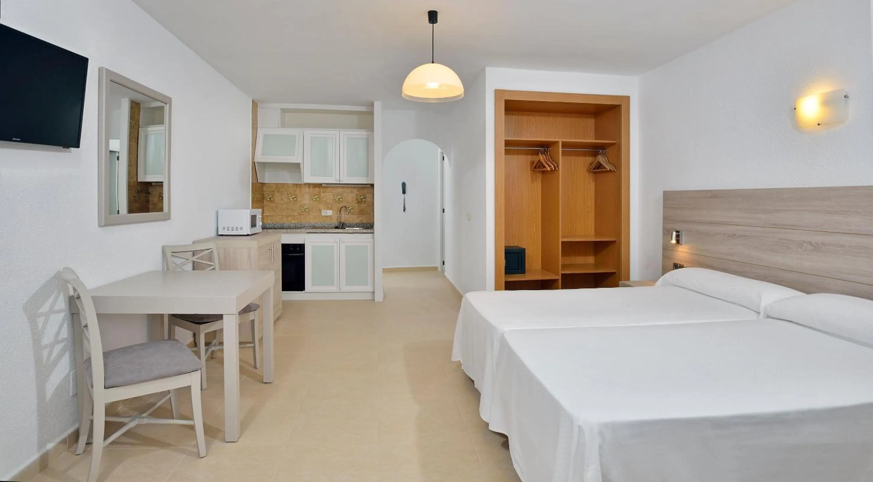 Property building, Bed in Sol Cala d´Or Apartamentos