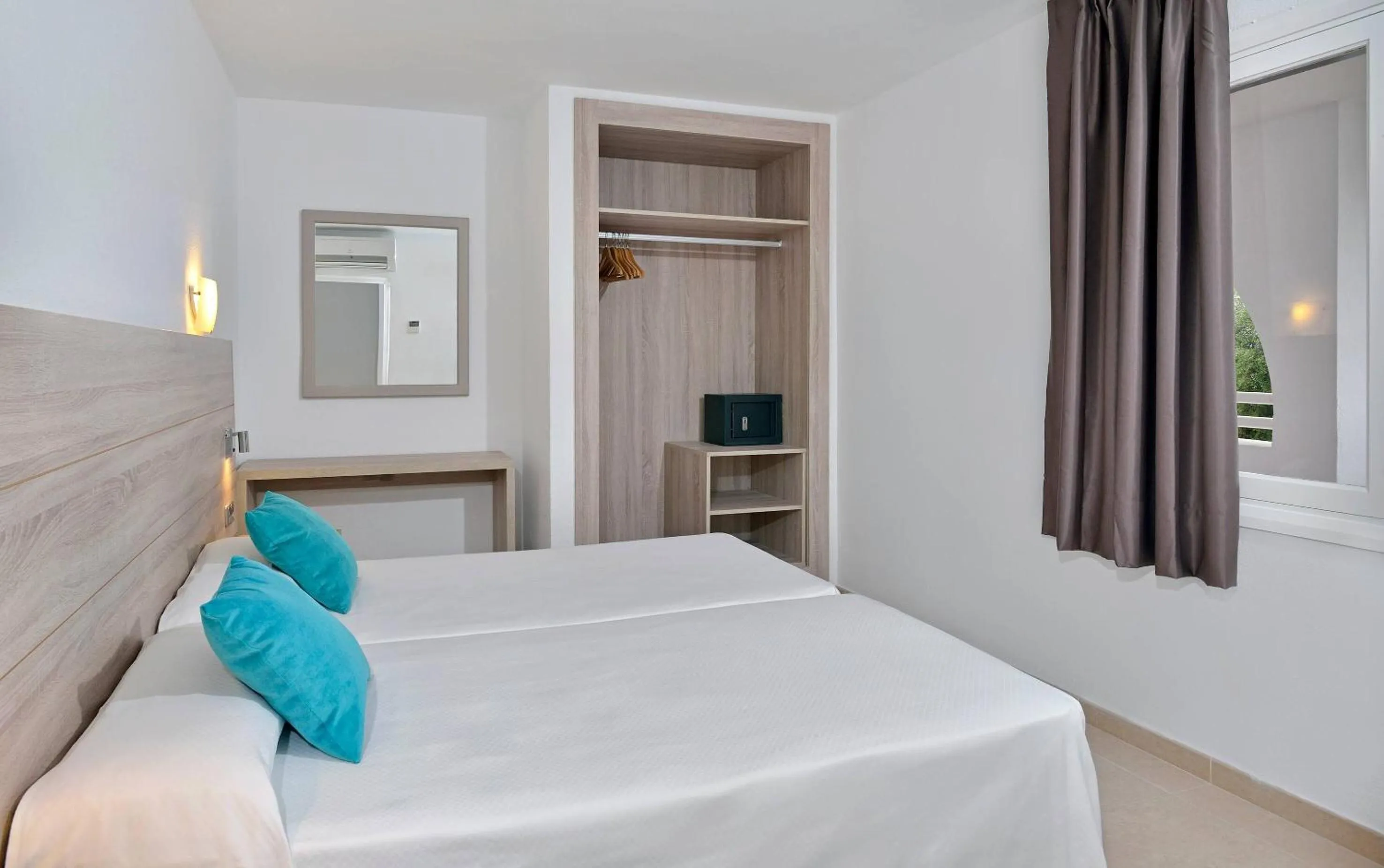 Property building, Bed in Sol Cala d´Or Apartamentos