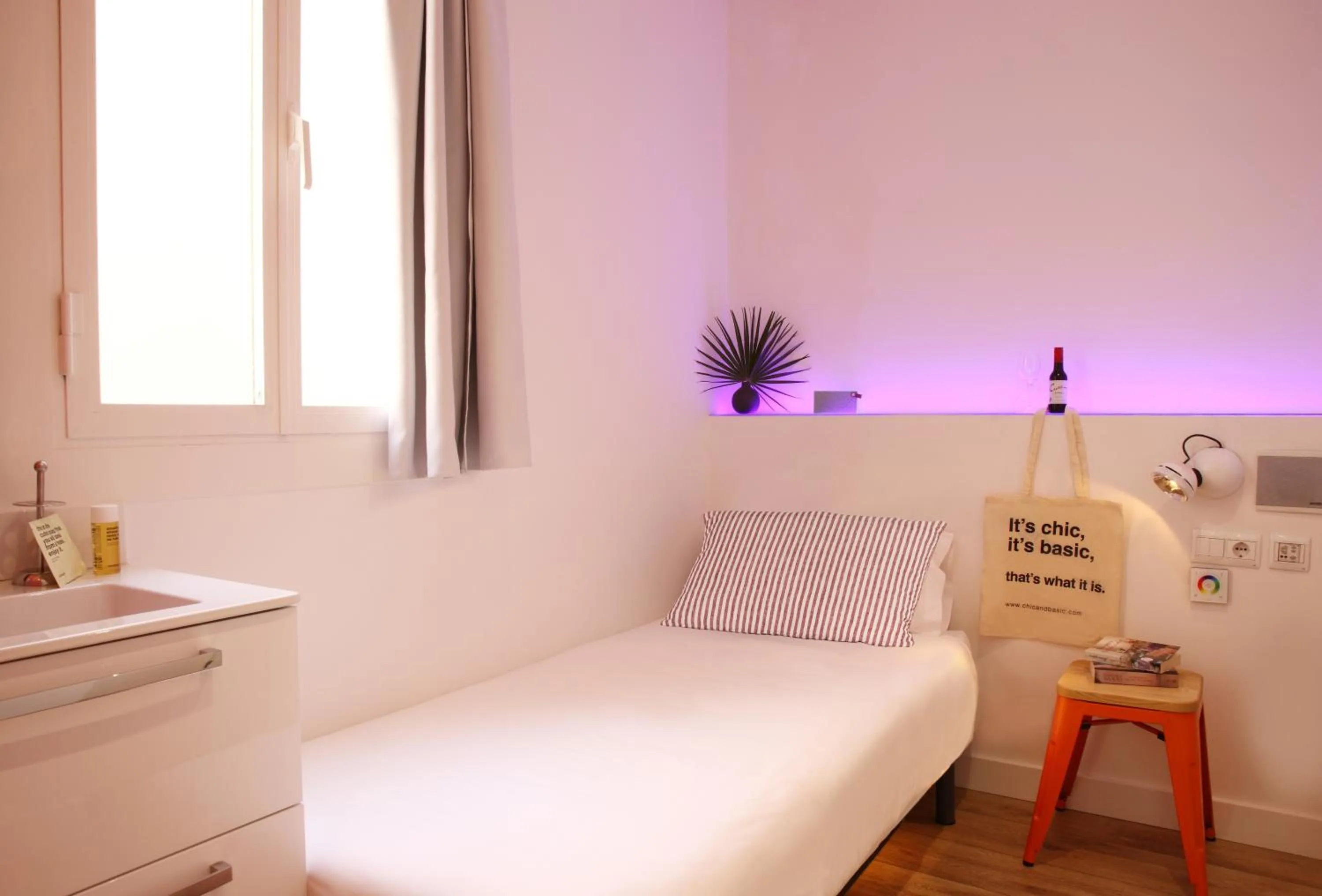 Bedroom, Bed in Chic & Basic Tallers Hostal