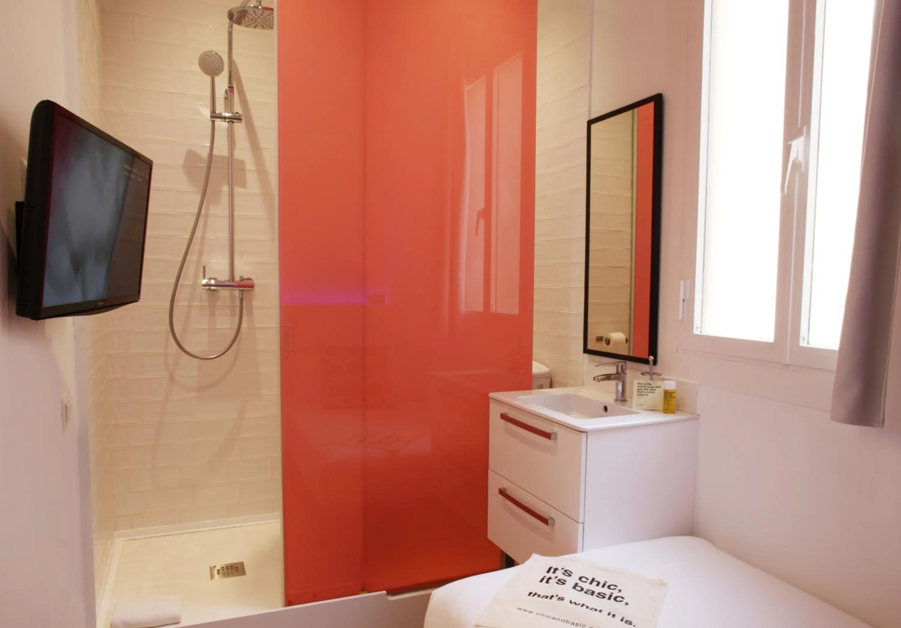 Photo of the whole room in Chic & Basic Tallers Hostal