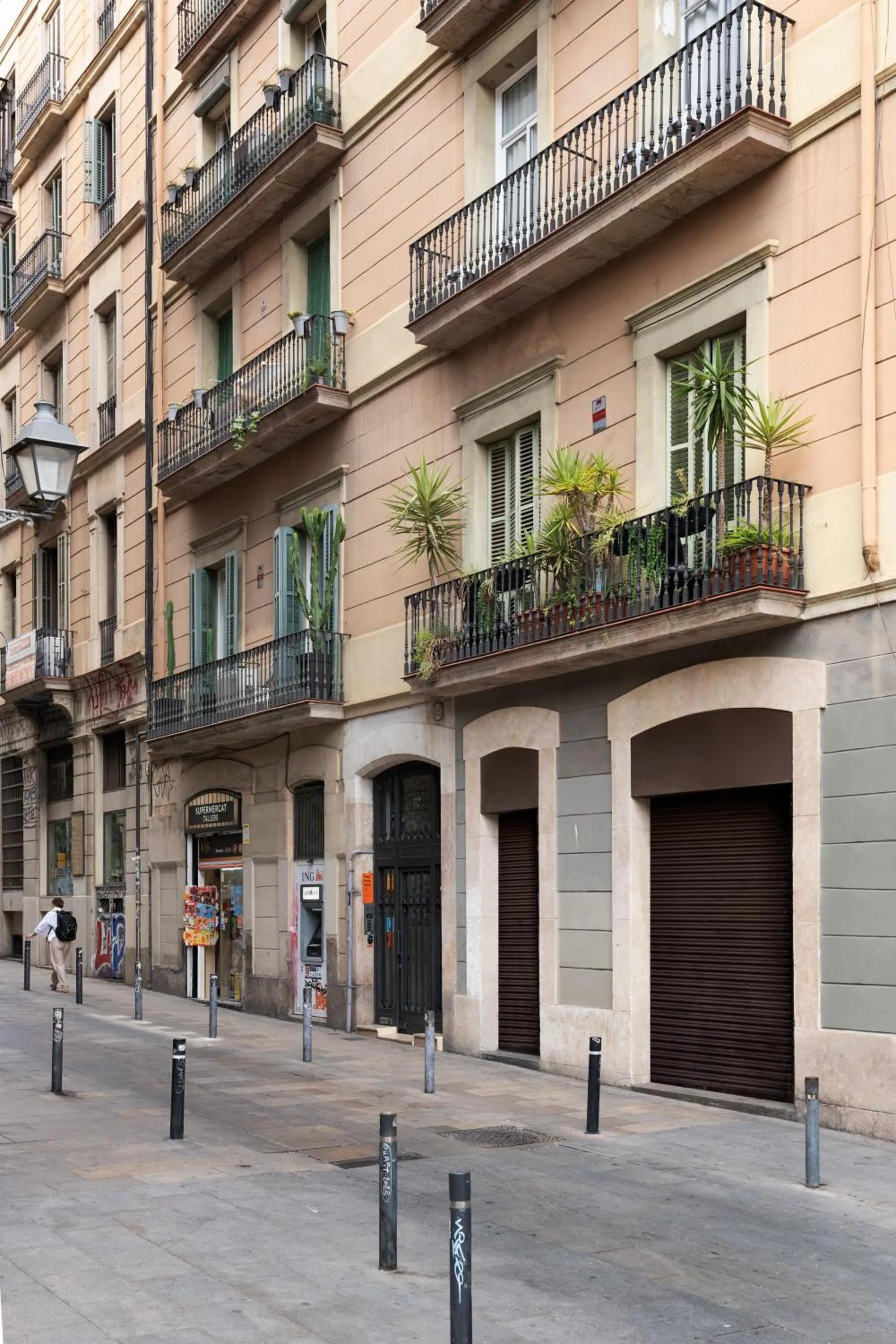 Street view in Chic & Basic Tallers Hostal