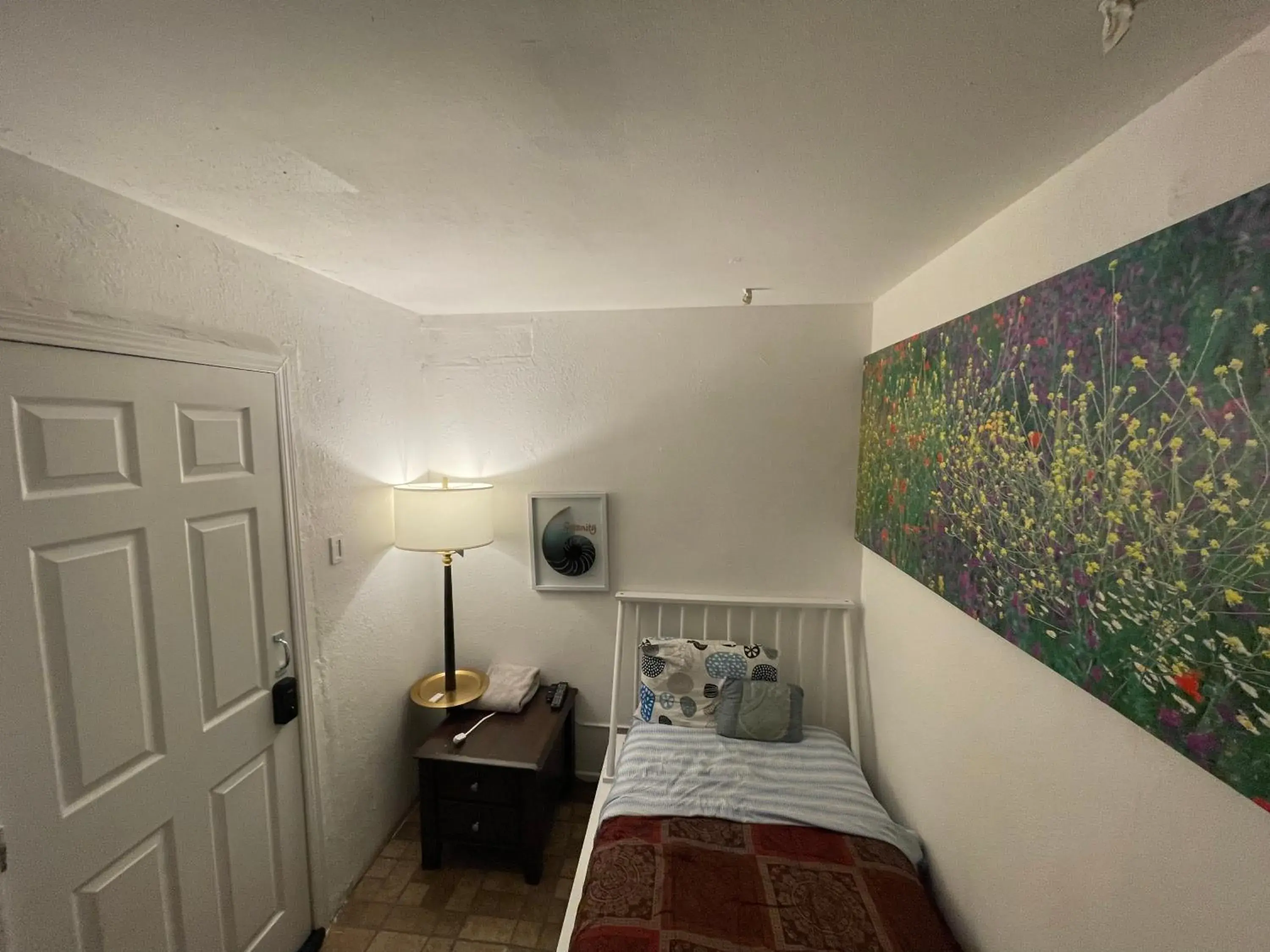 Economy Single Room in The Yellow Penthouse LLC Economy Single Room in The Yellow Penthouse LLC