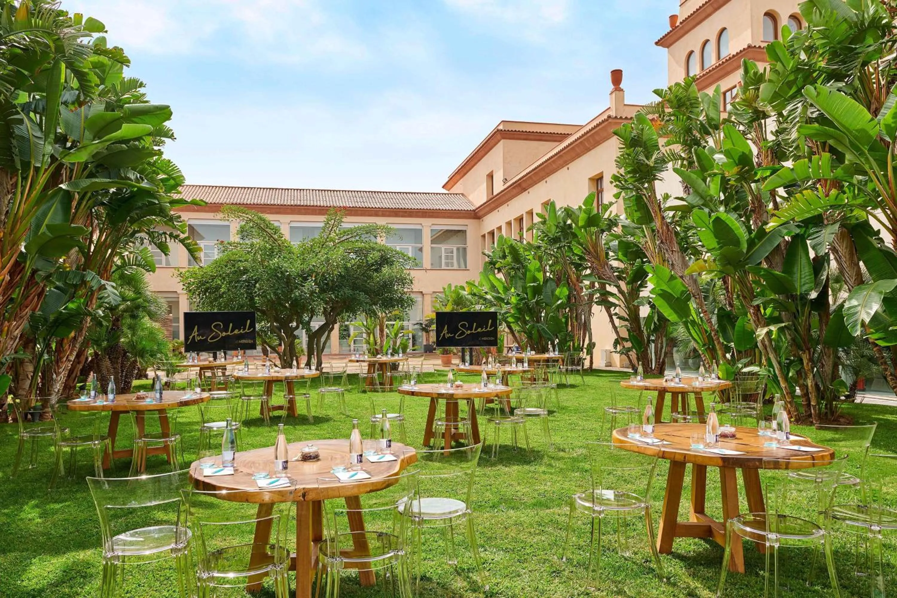 Lounge or bar in Le Meridien Ra Beach Hotel and Spa