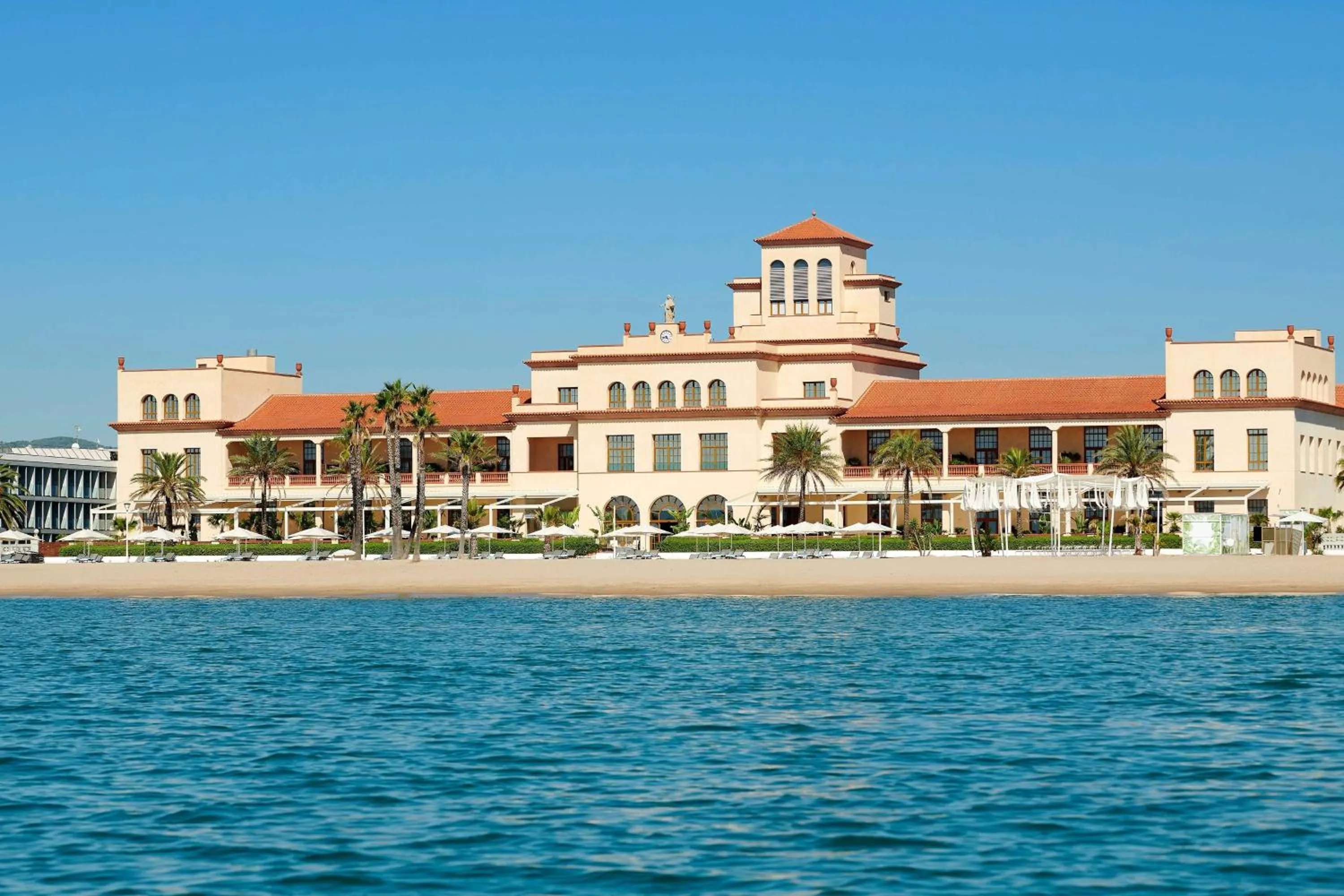 Property building in Le Meridien Ra Beach Hotel and Spa