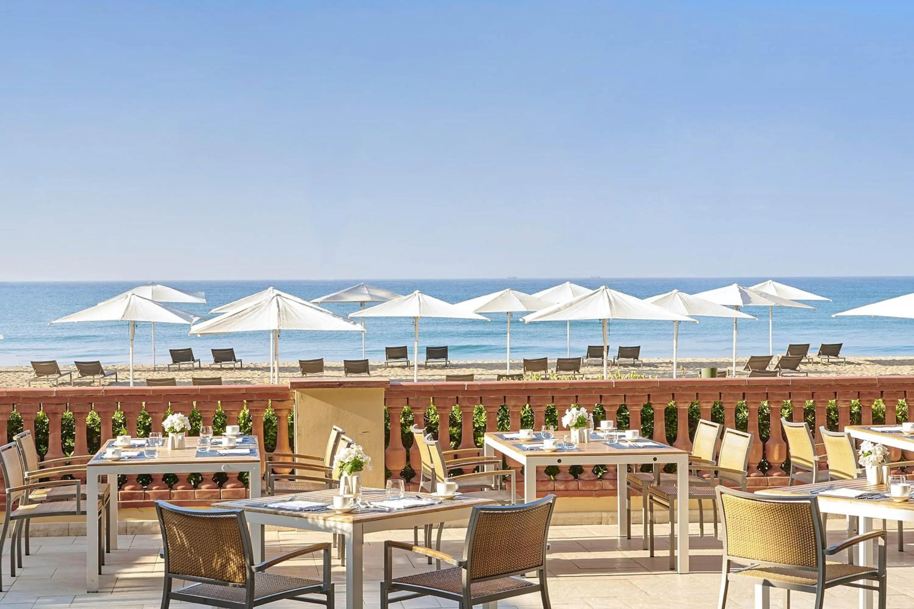 Restaurant/places to eat in Le Meridien Ra Beach Hotel and Spa