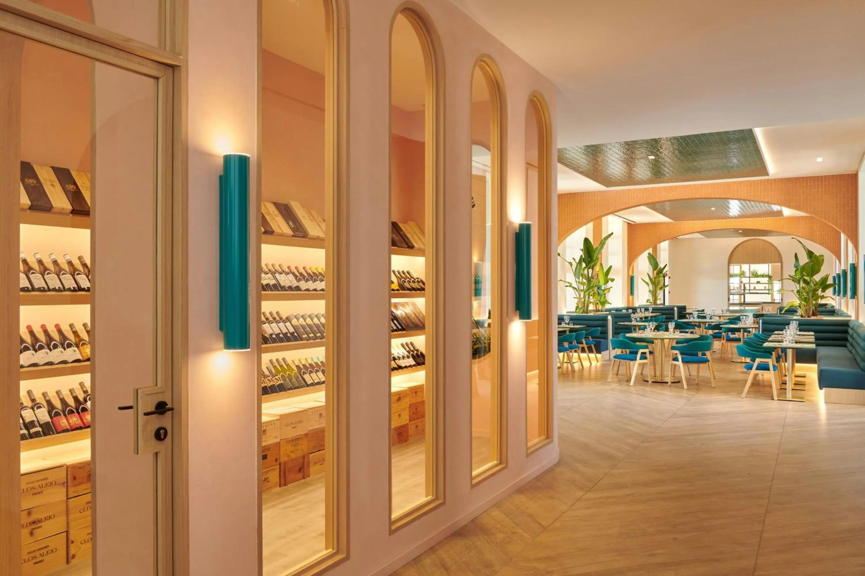 Restaurant/places to eat in Le Meridien Ra Beach Hotel and Spa