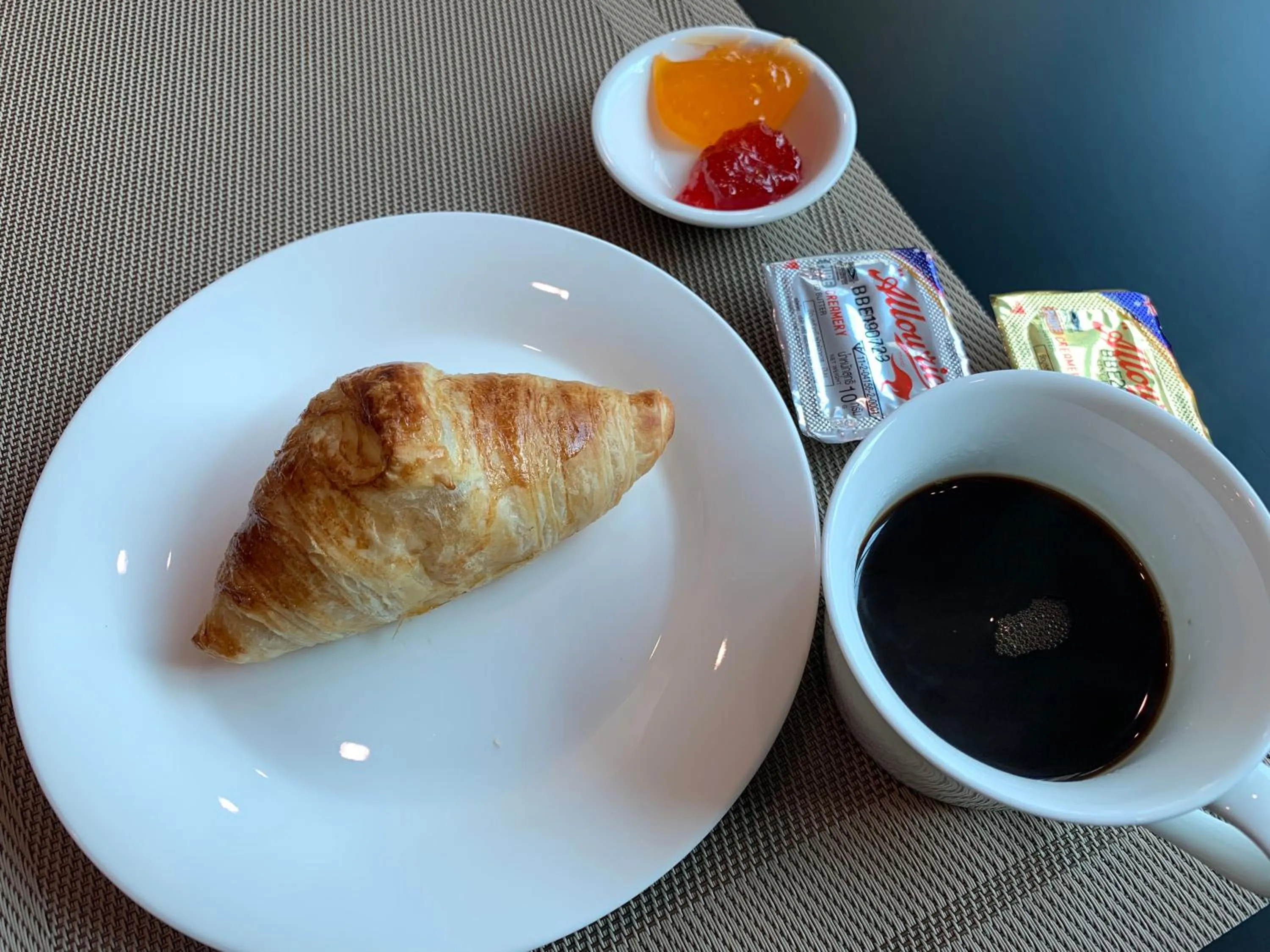 Restaurant/places to eat in Thana Wisut Hotel