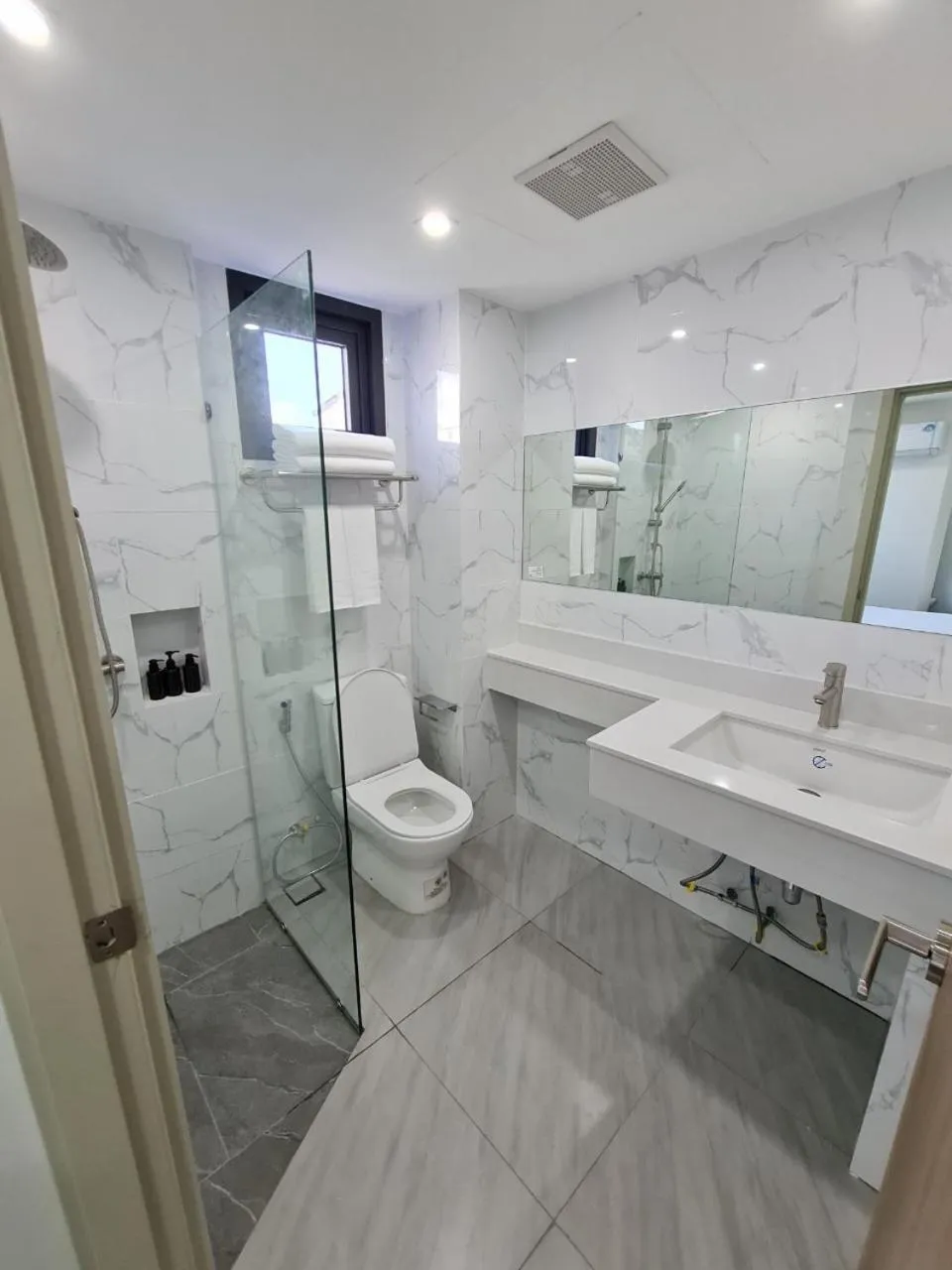 Bathroom in Thana Wisut Hotel