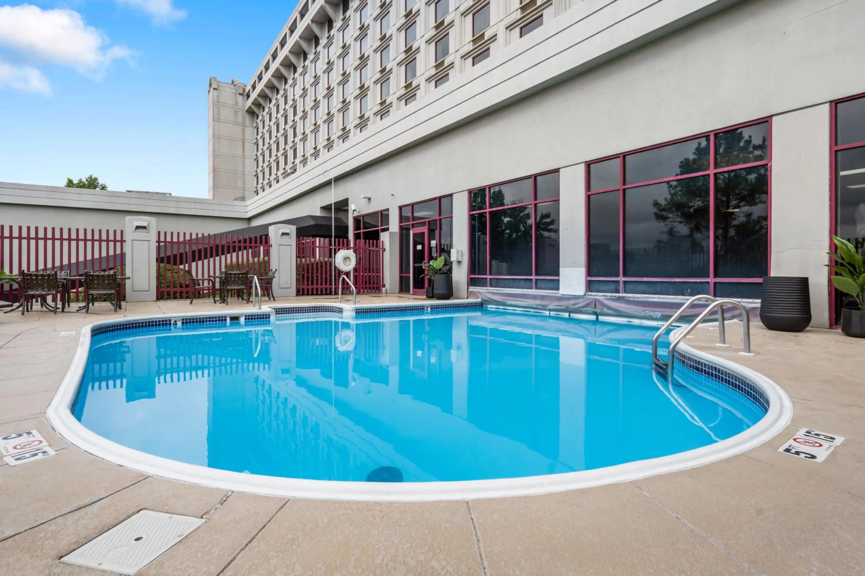 Swimming pool in Thousand Hills Resort Hotel