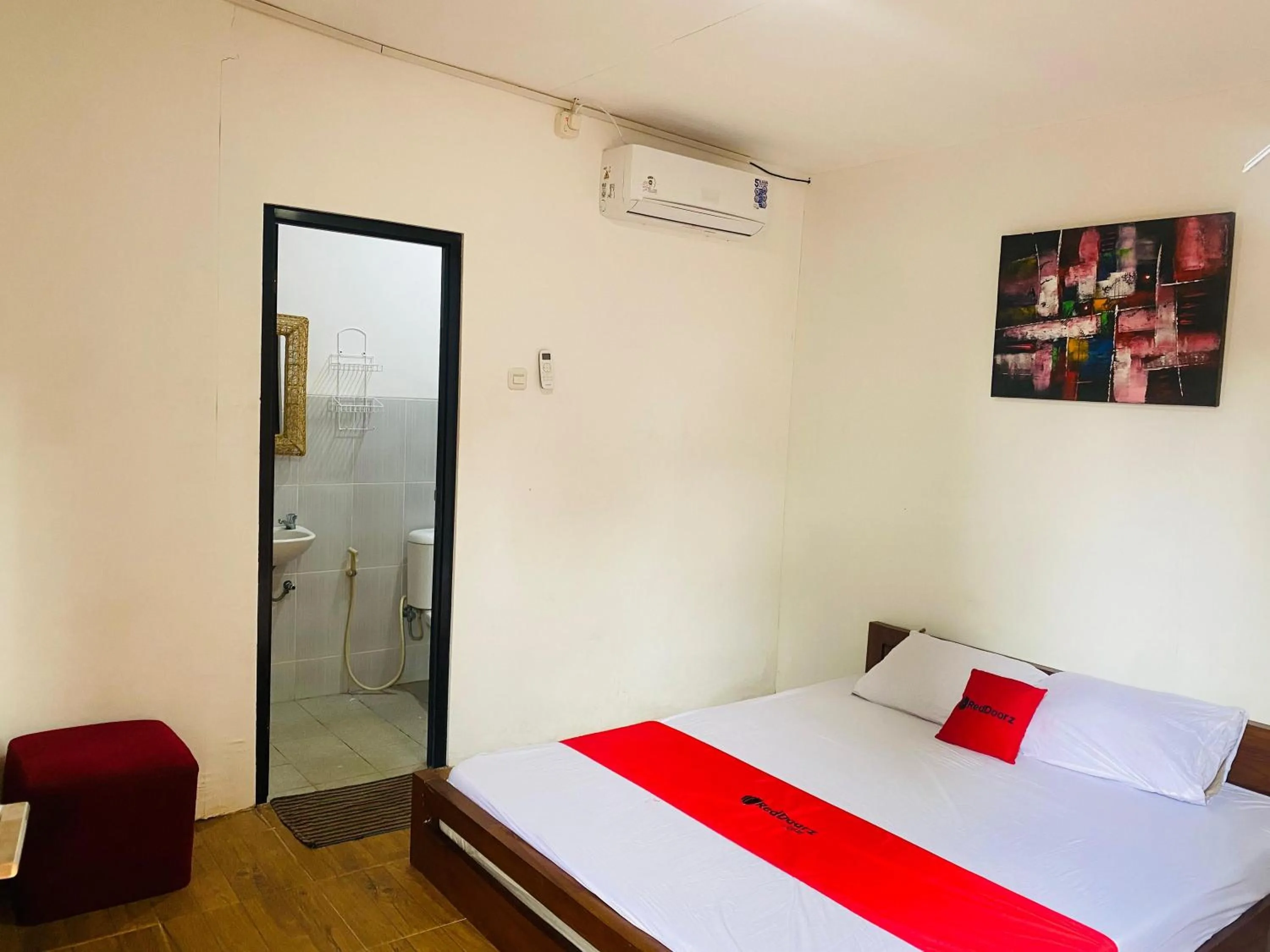 Bedroom, Bed in RedDoorz Syariah Near Wisata Durensewu Pandaan