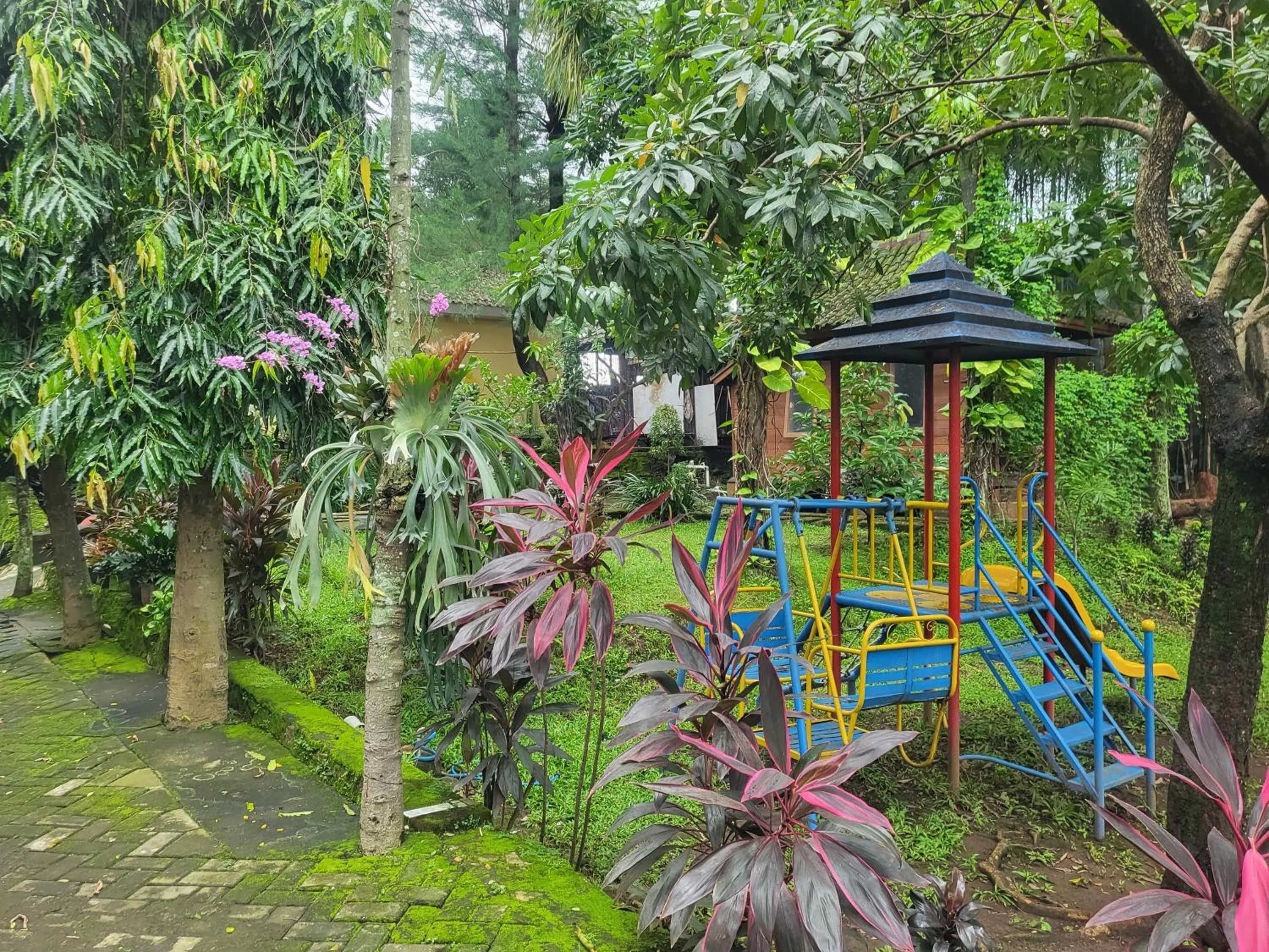 Children play ground in RedDoorz Syariah Near Wisata Durensewu Pandaan