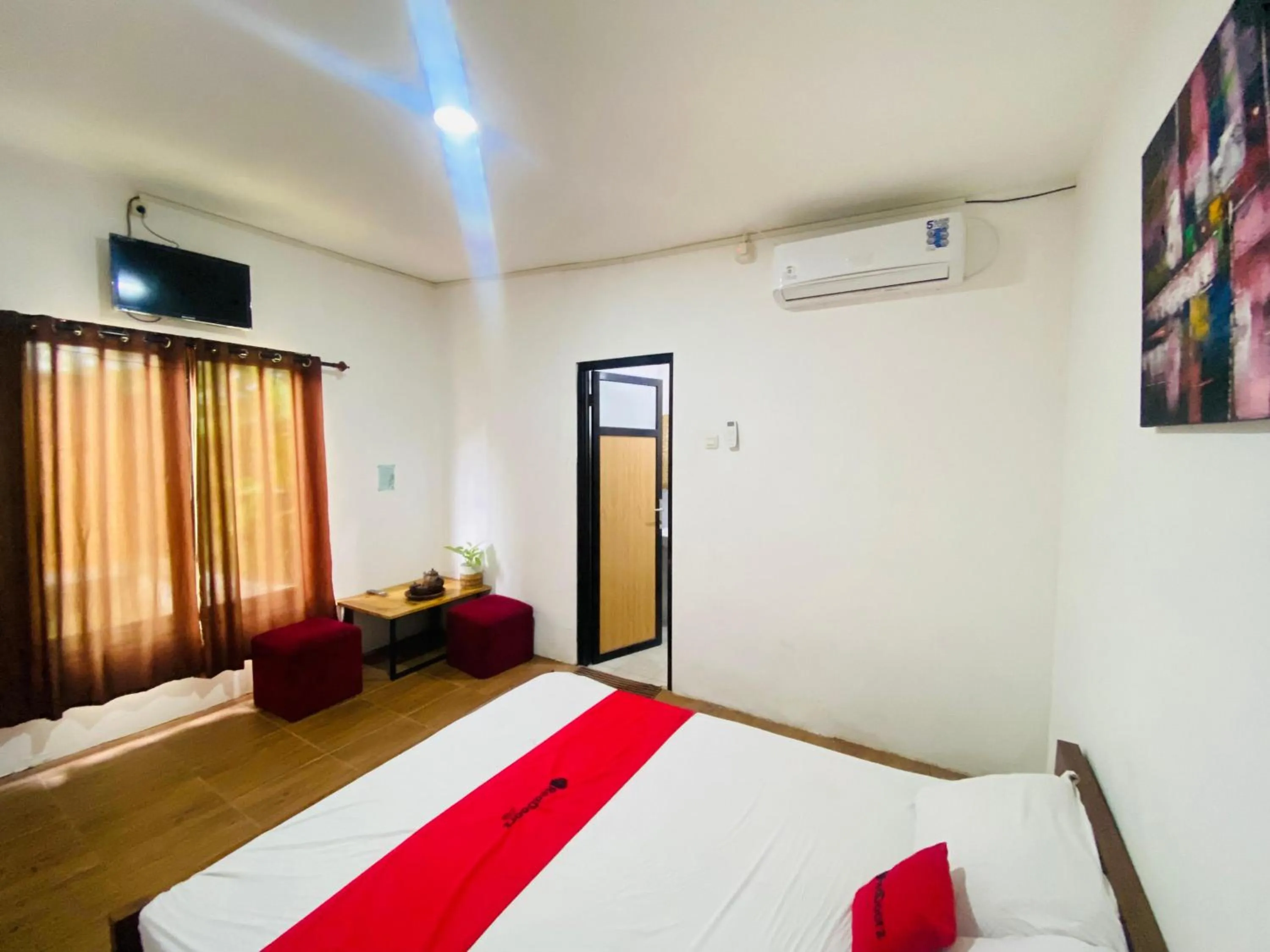 Bedroom, Bed in RedDoorz Syariah Near Wisata Durensewu Pandaan