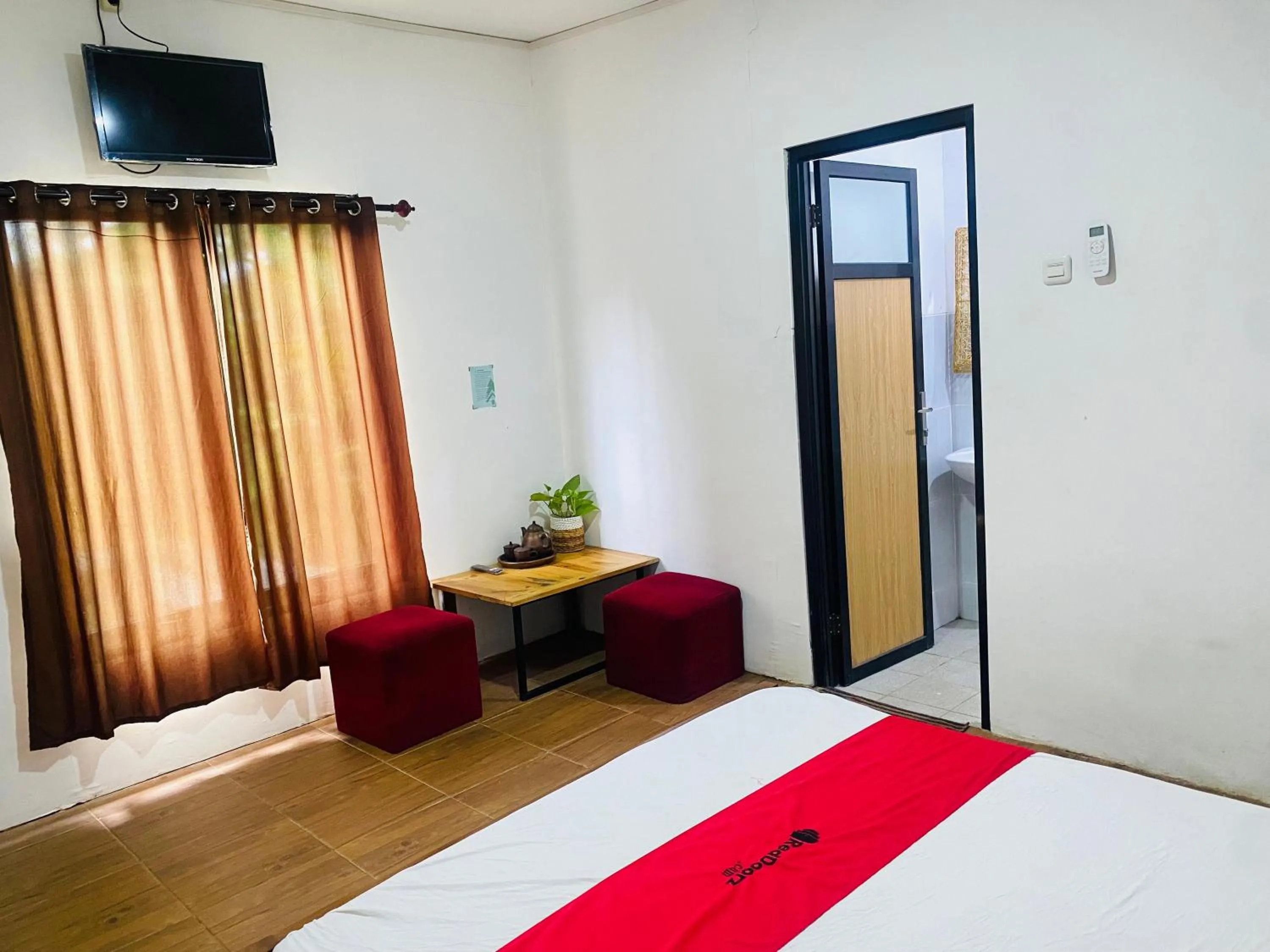 Bedroom, Bed in RedDoorz Syariah Near Wisata Durensewu Pandaan