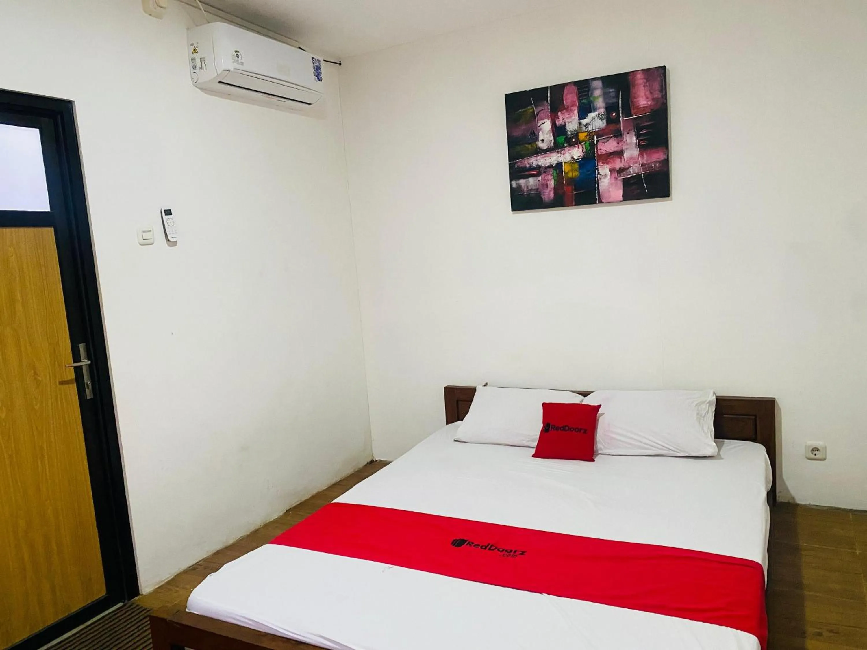 Bedroom, Bed in RedDoorz Syariah Near Wisata Durensewu Pandaan