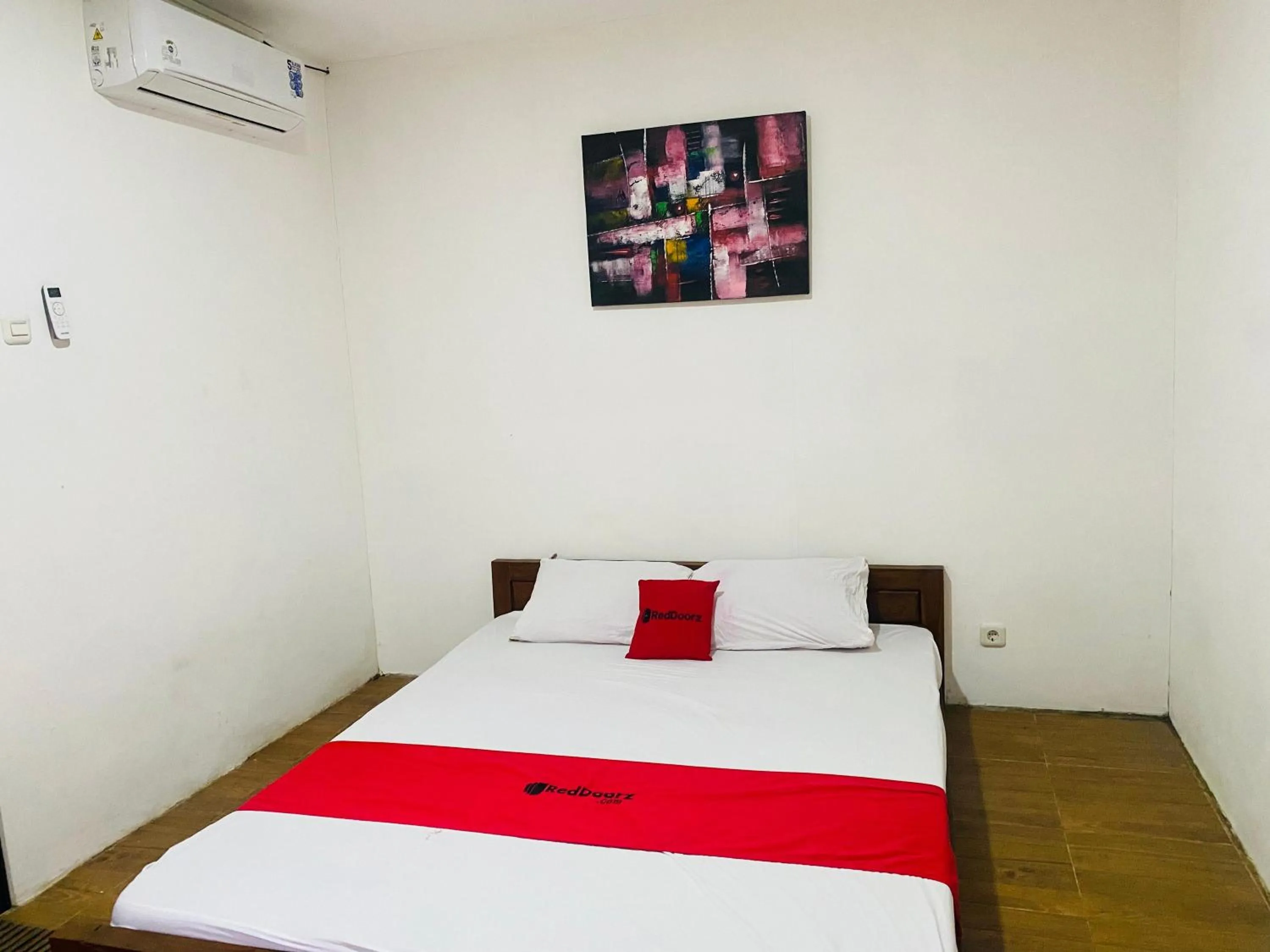 Bedroom, Bed in RedDoorz Syariah Near Wisata Durensewu Pandaan