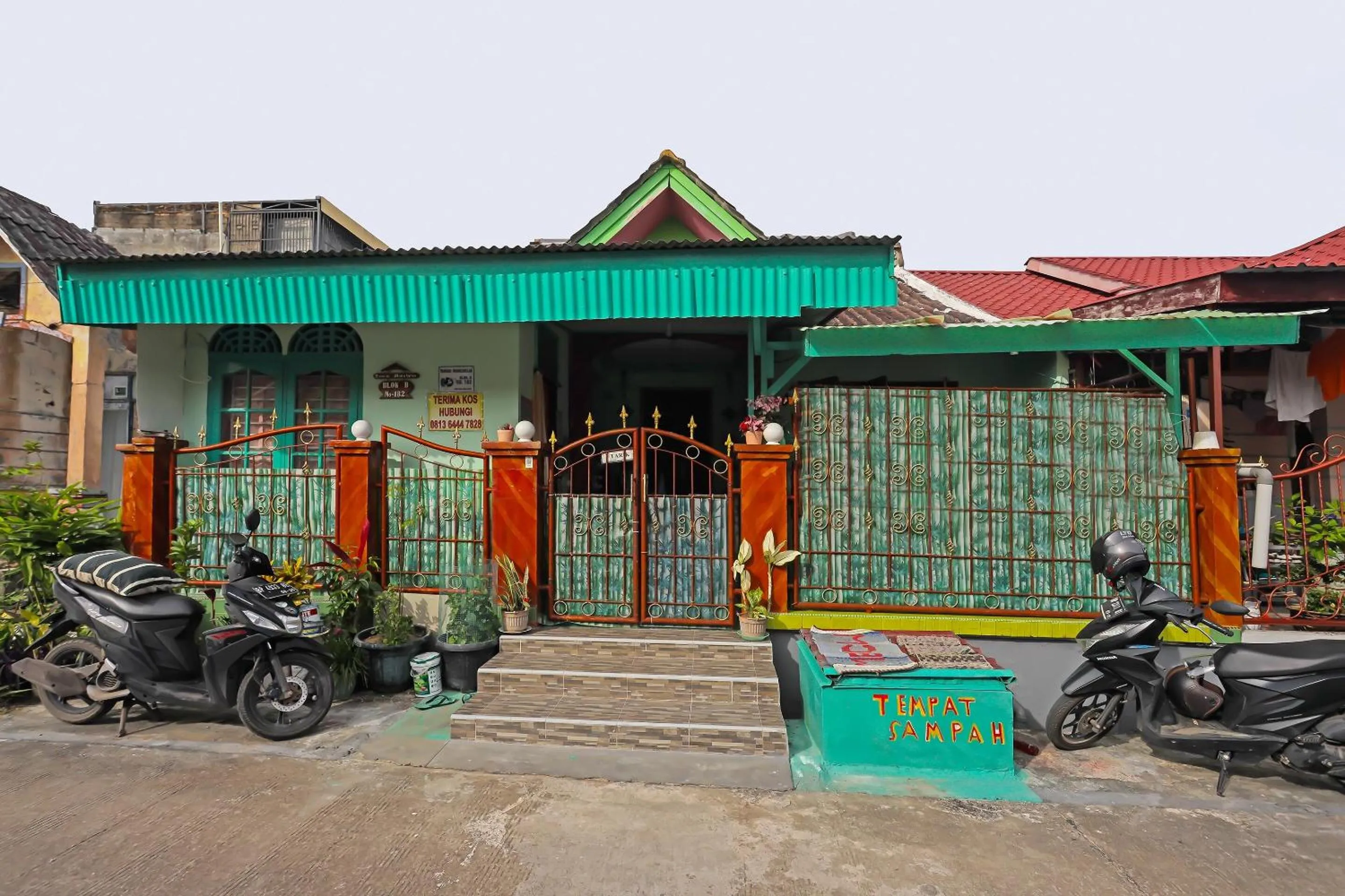 Facade/entrance in Hotel O Homestay Bude Sri