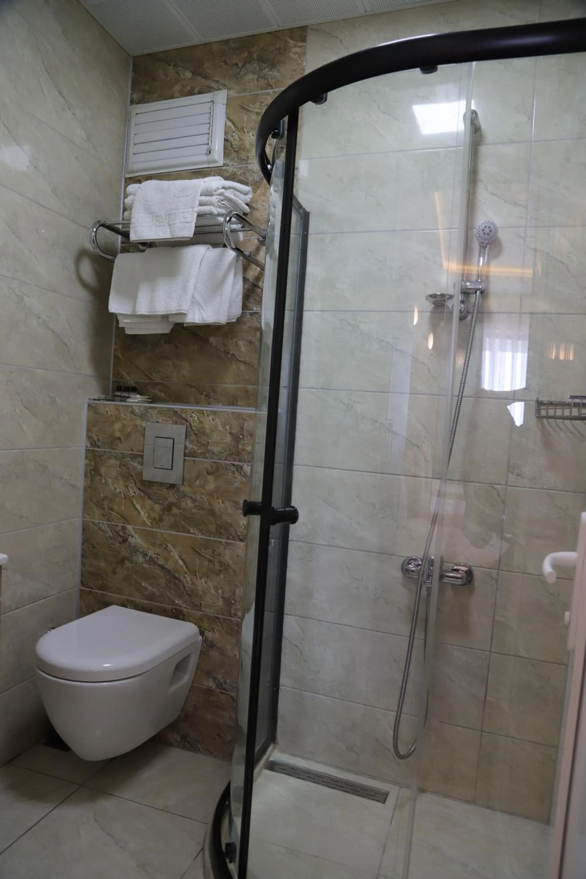 Shower in Otel 57