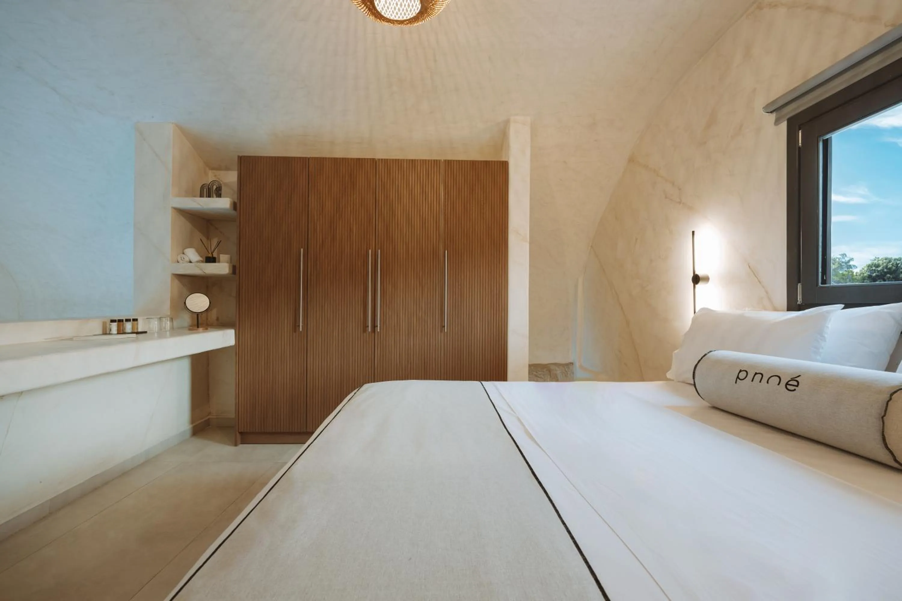 Bed in Pnoe Luxury Suites