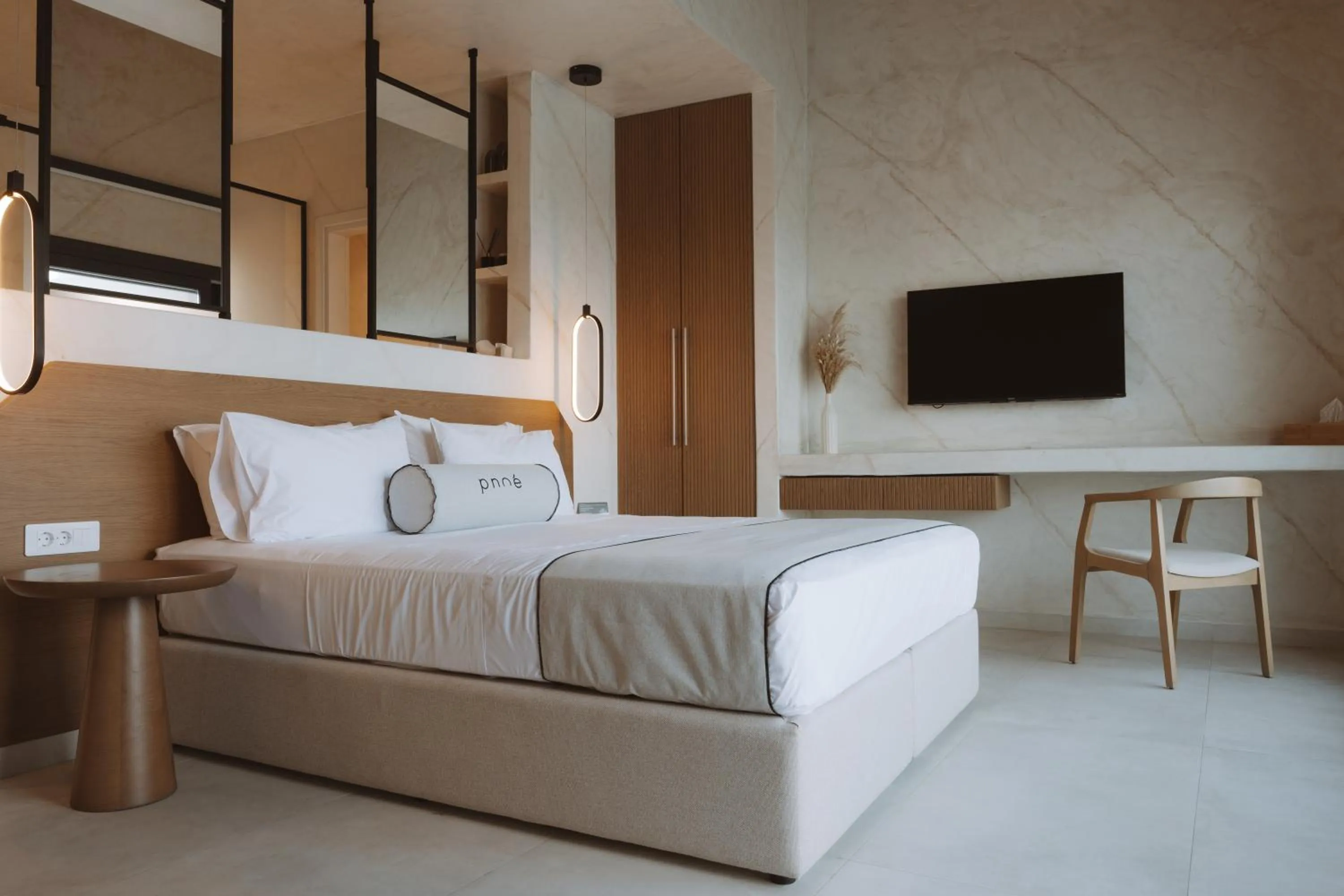 Communal lounge/ TV room, Bed in Pnoe Luxury Suites