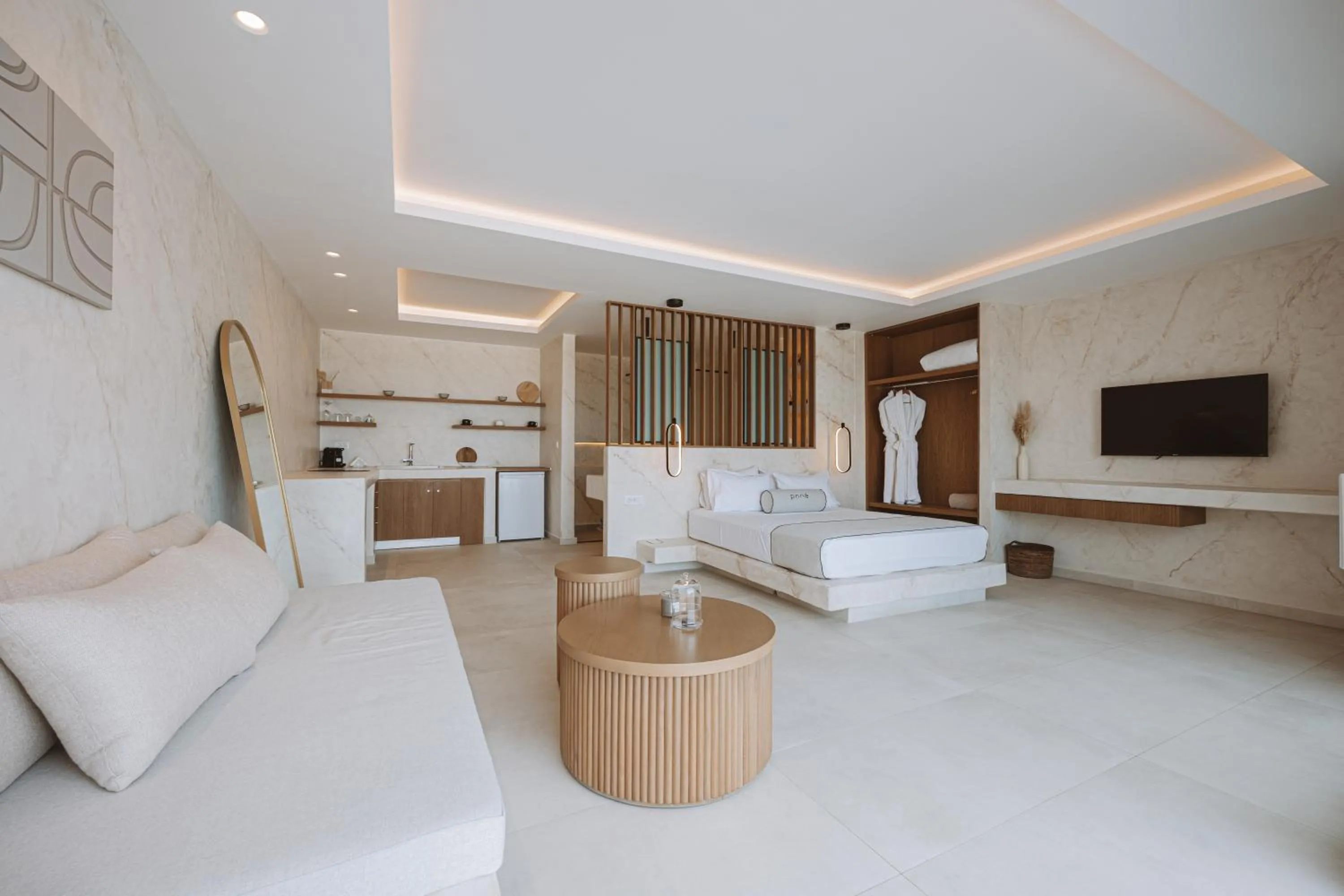 Bed in Pnoe Luxury Suites