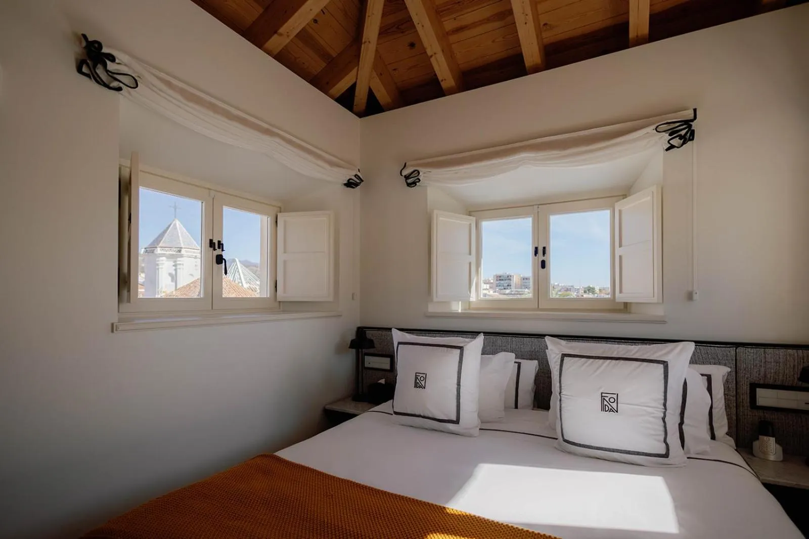 Bedroom, Bed in La Fonda Heritage Hotel Luxury, Relais & Châteaux