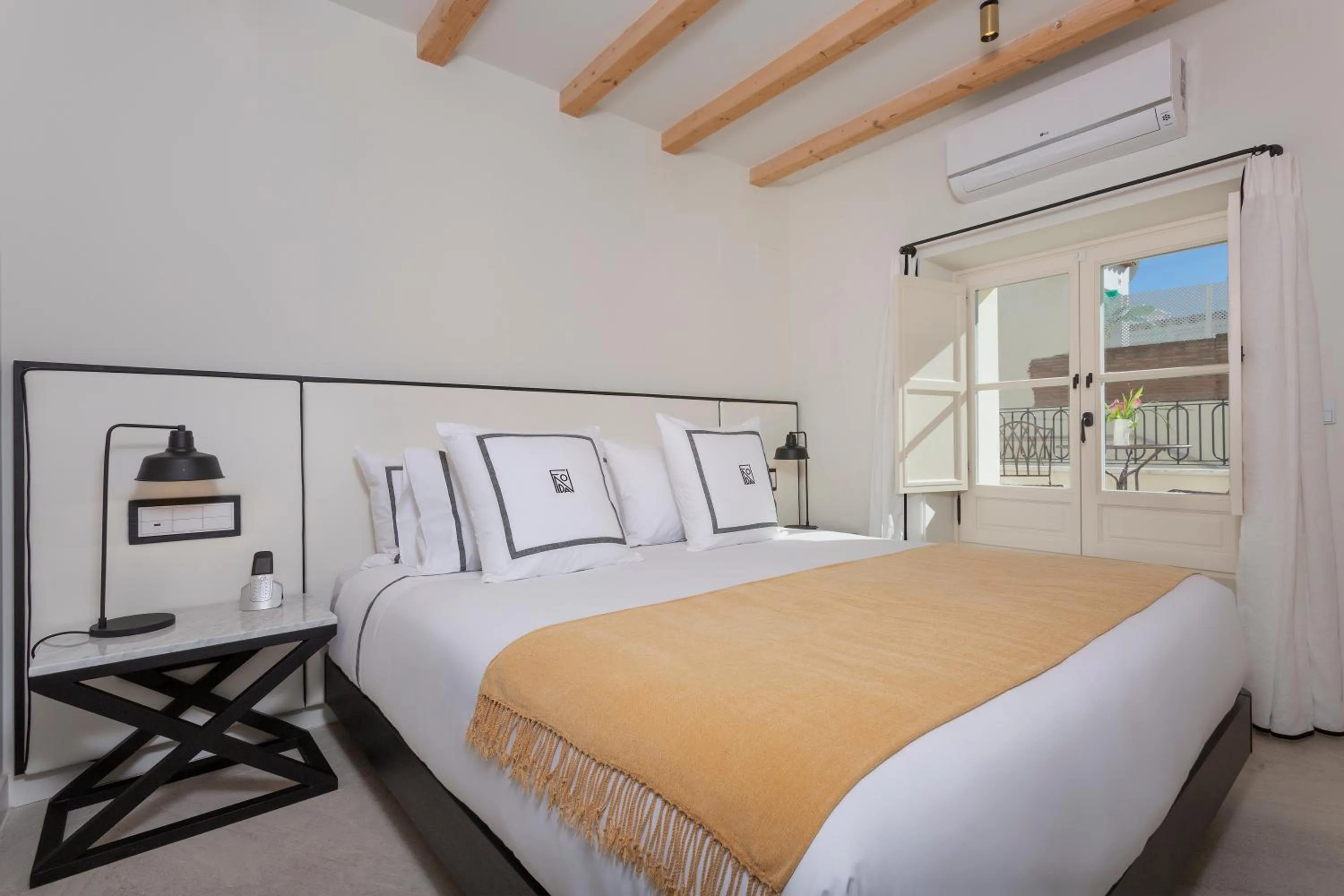 Bedroom, Bed in La Fonda Heritage Hotel Luxury, Relais & Châteaux