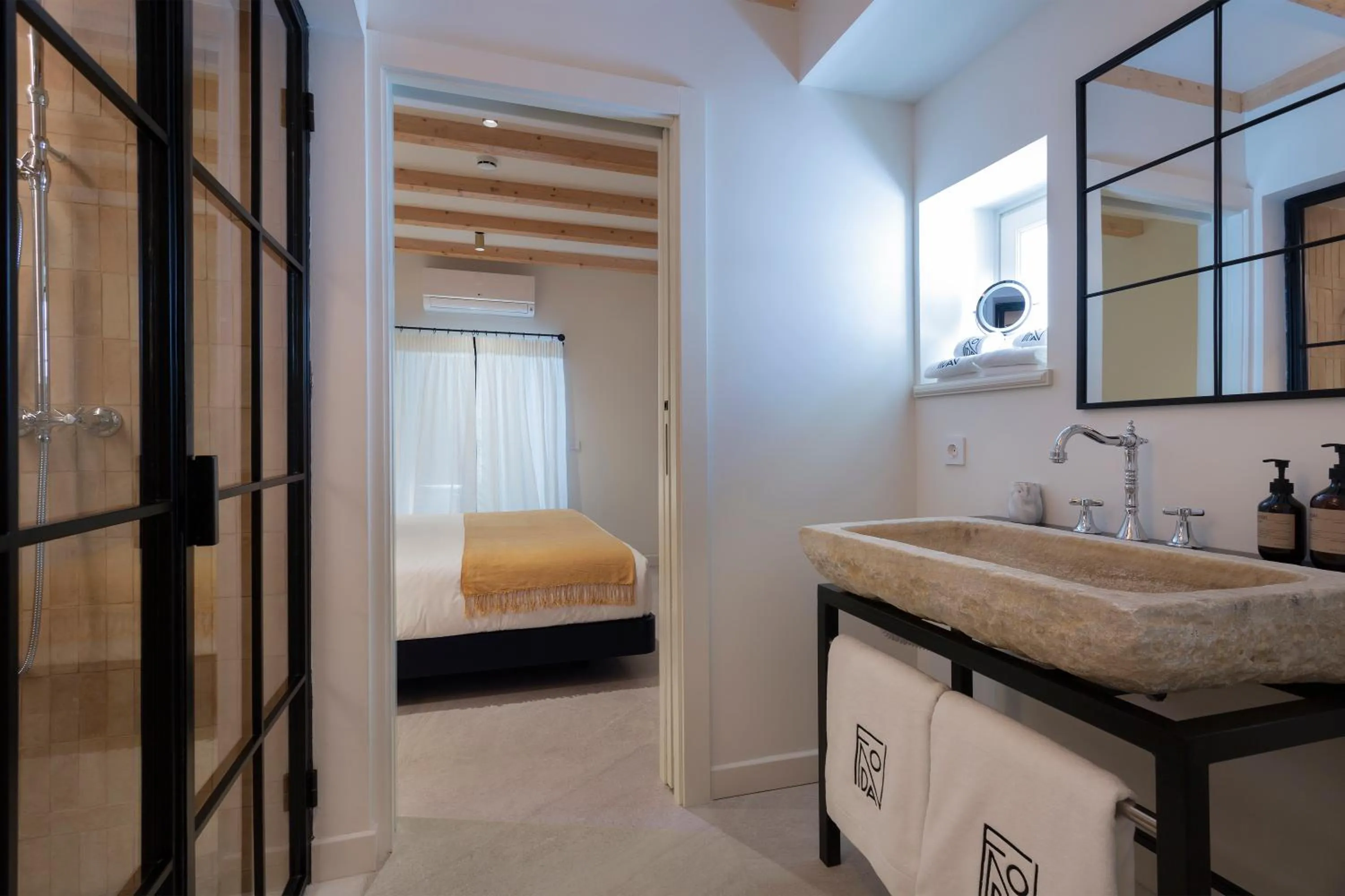 Bathroom, Bed in La Fonda Heritage Hotel Luxury, Relais & Châteaux