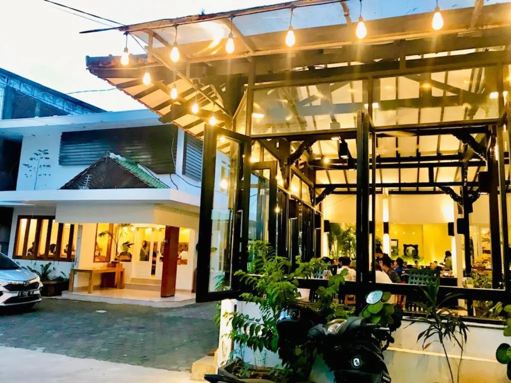 Restaurant/places to eat in Belaya Hotel