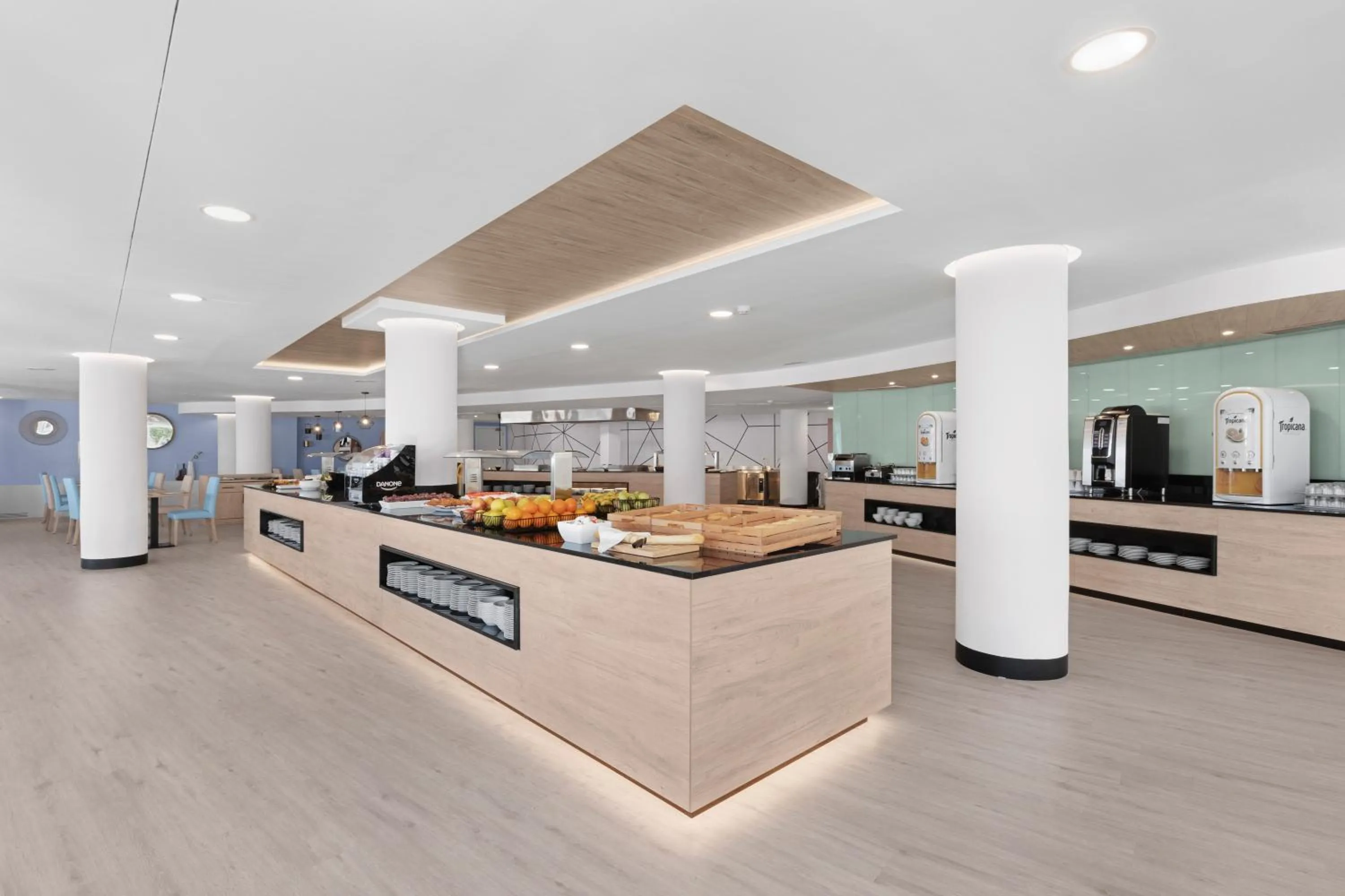 Restaurant/places to eat in Palmanova Suites by TRH