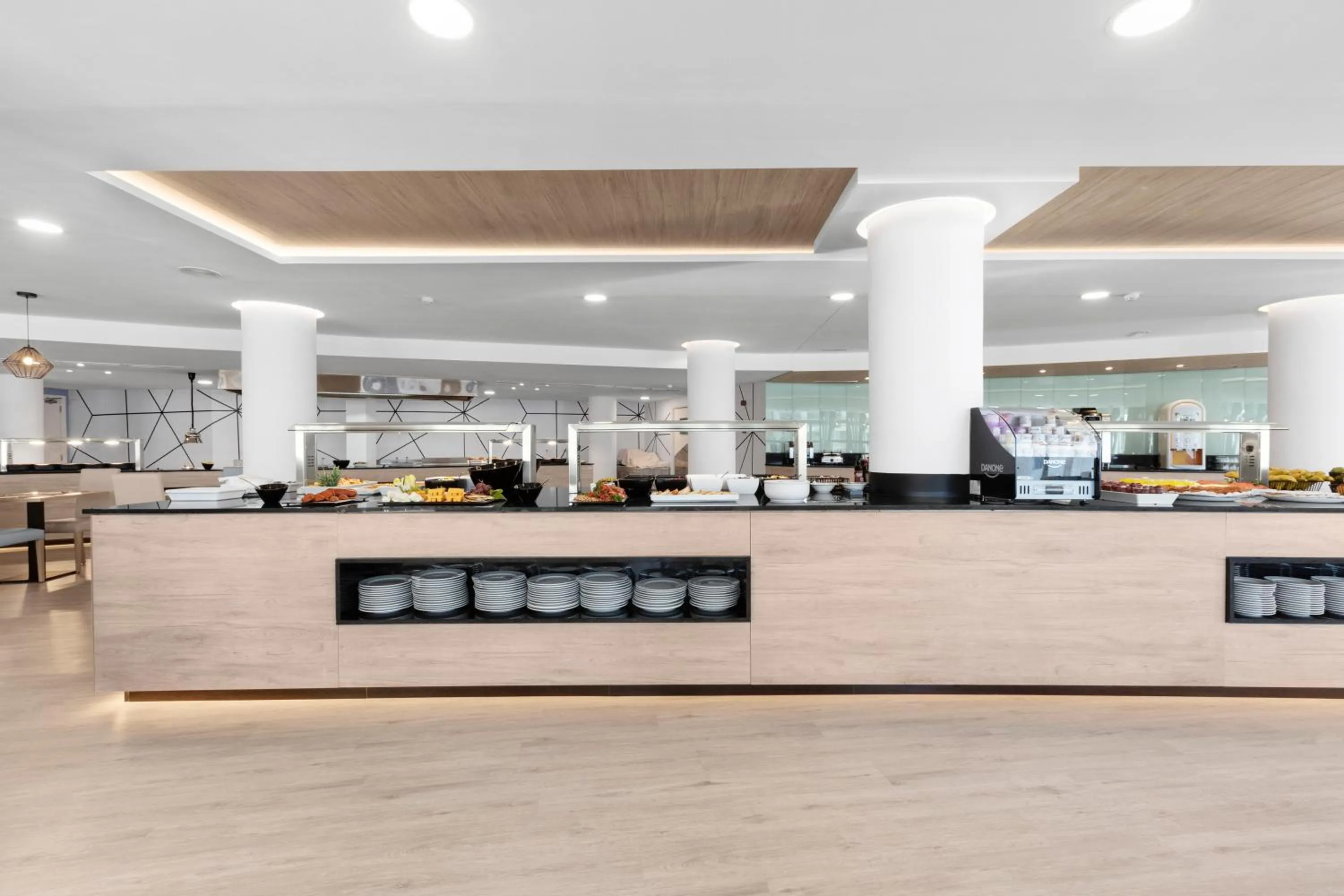 Dining area in Palmanova Suites by TRH